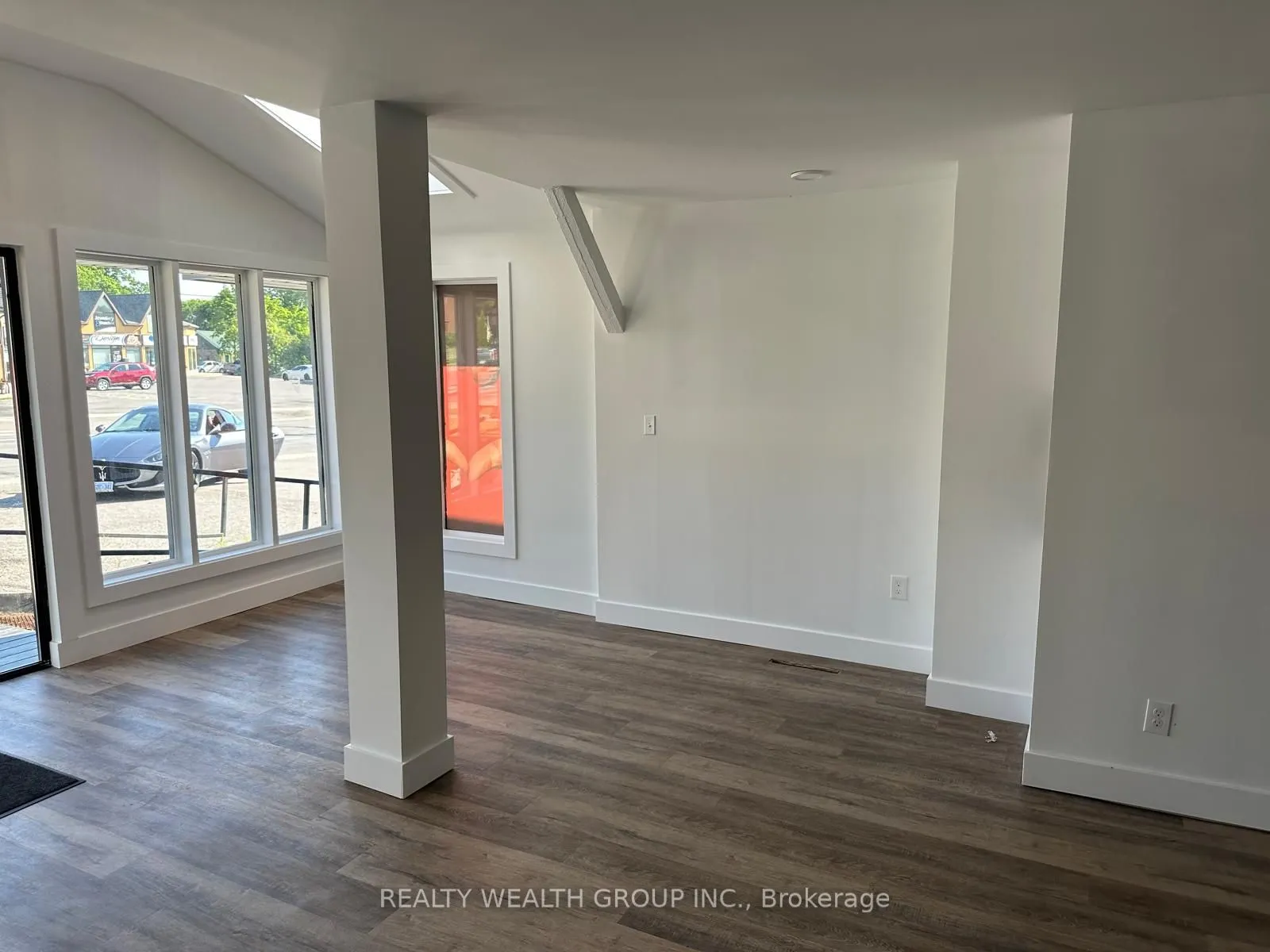 233 Kent Street W