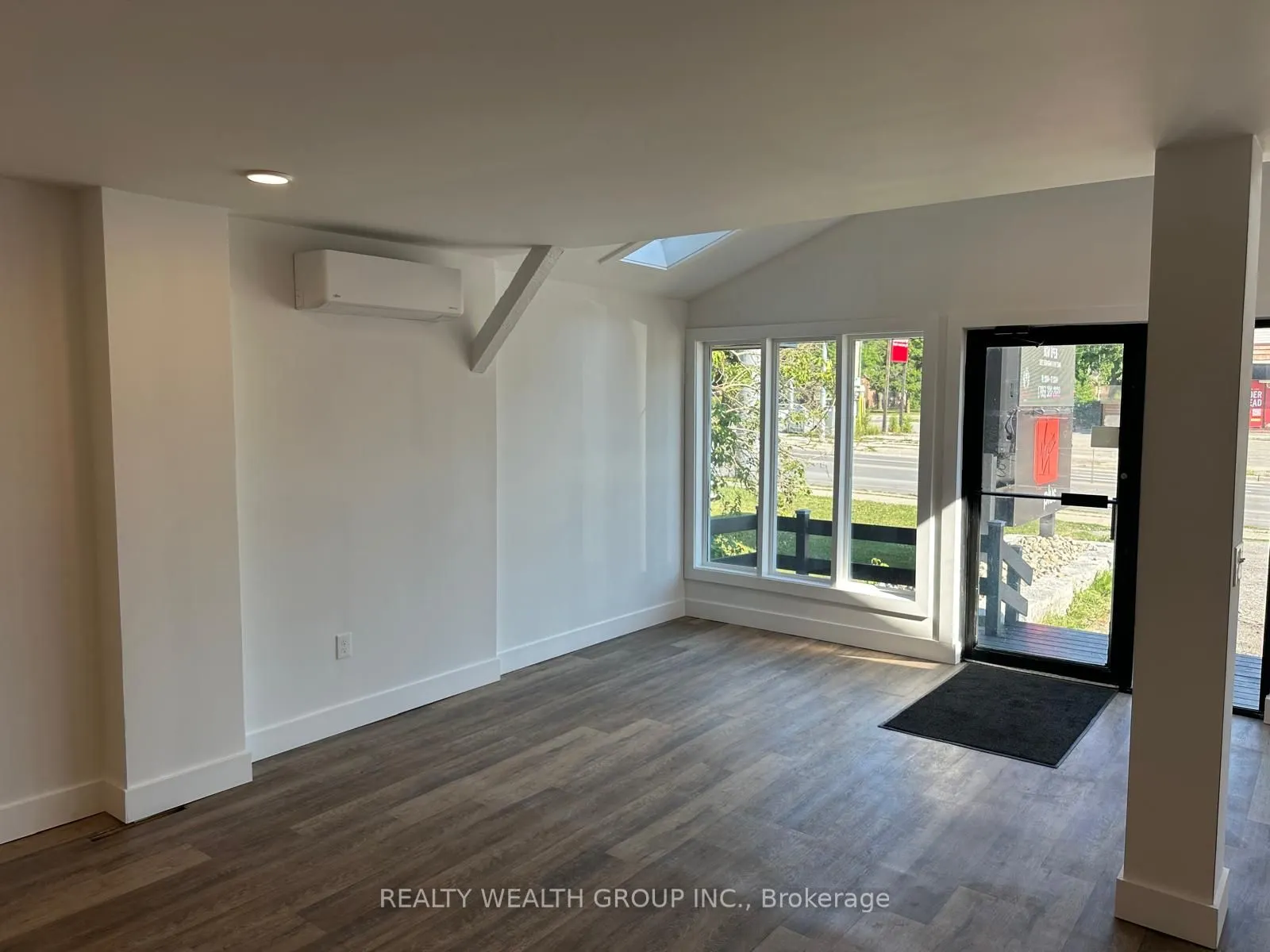233 Kent Street W