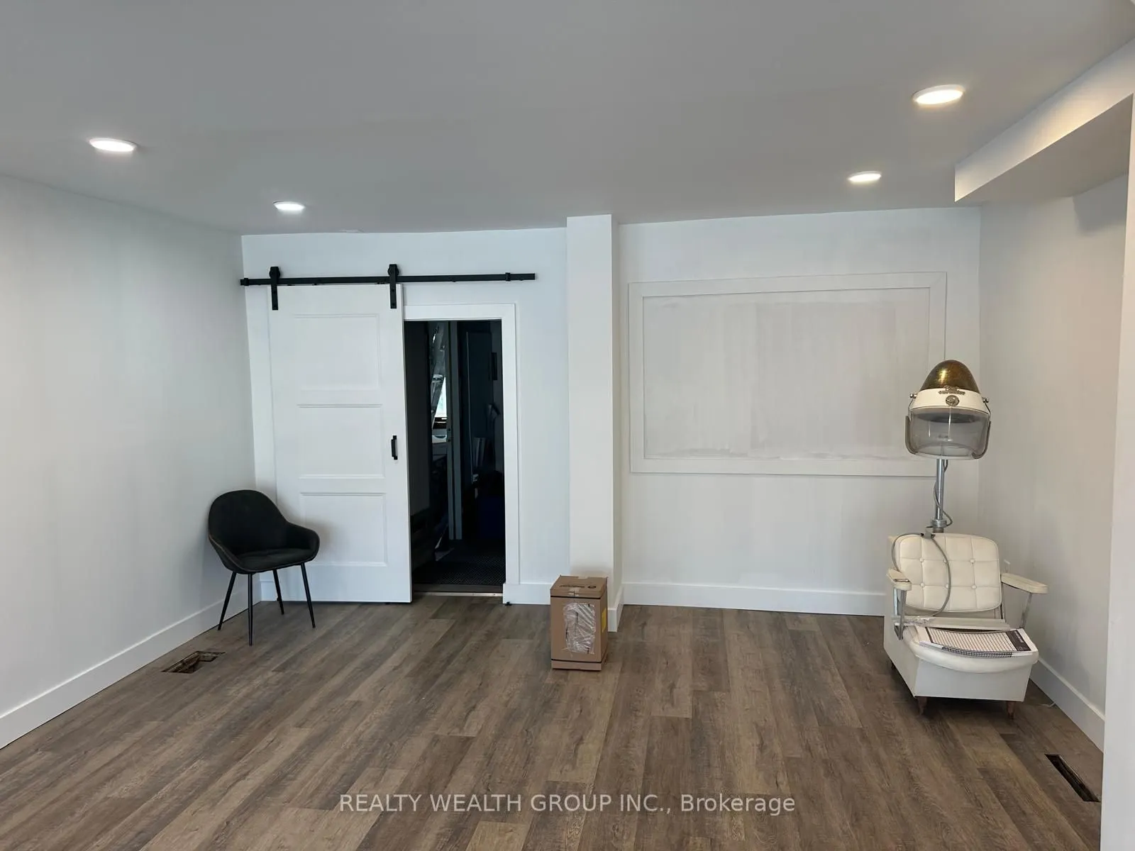 233 Kent Street W