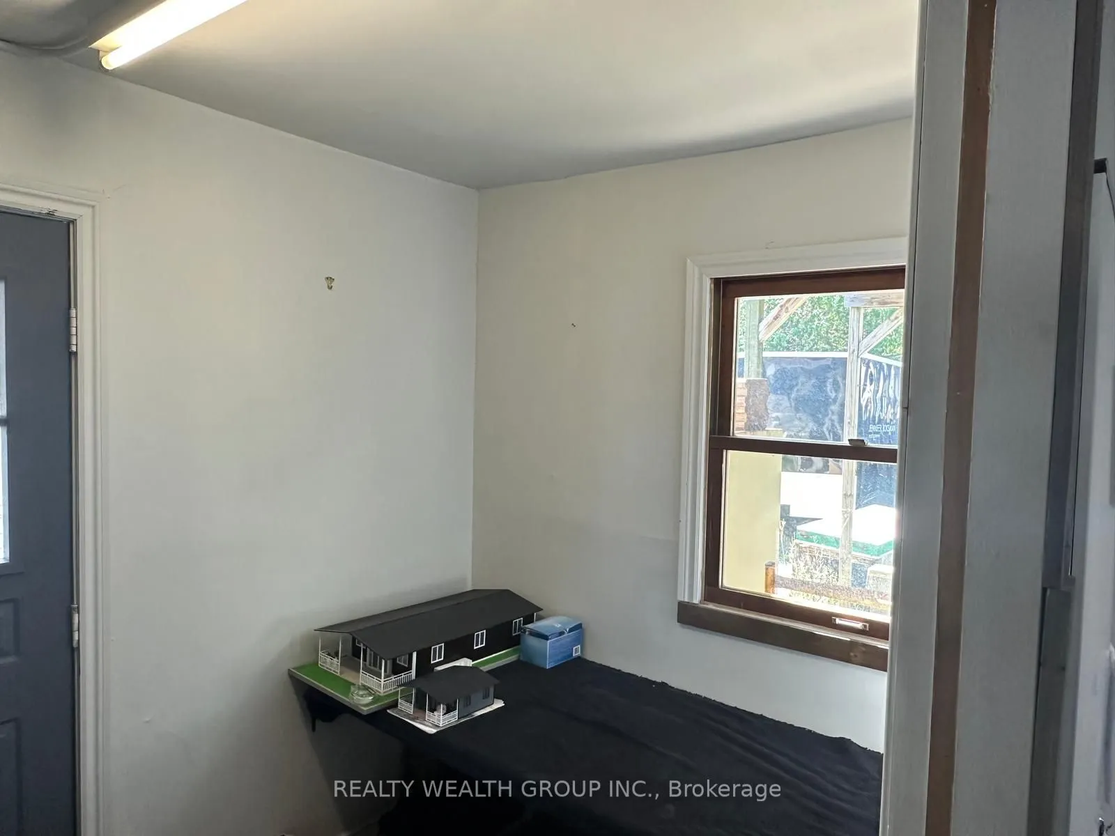 233 Kent Street W