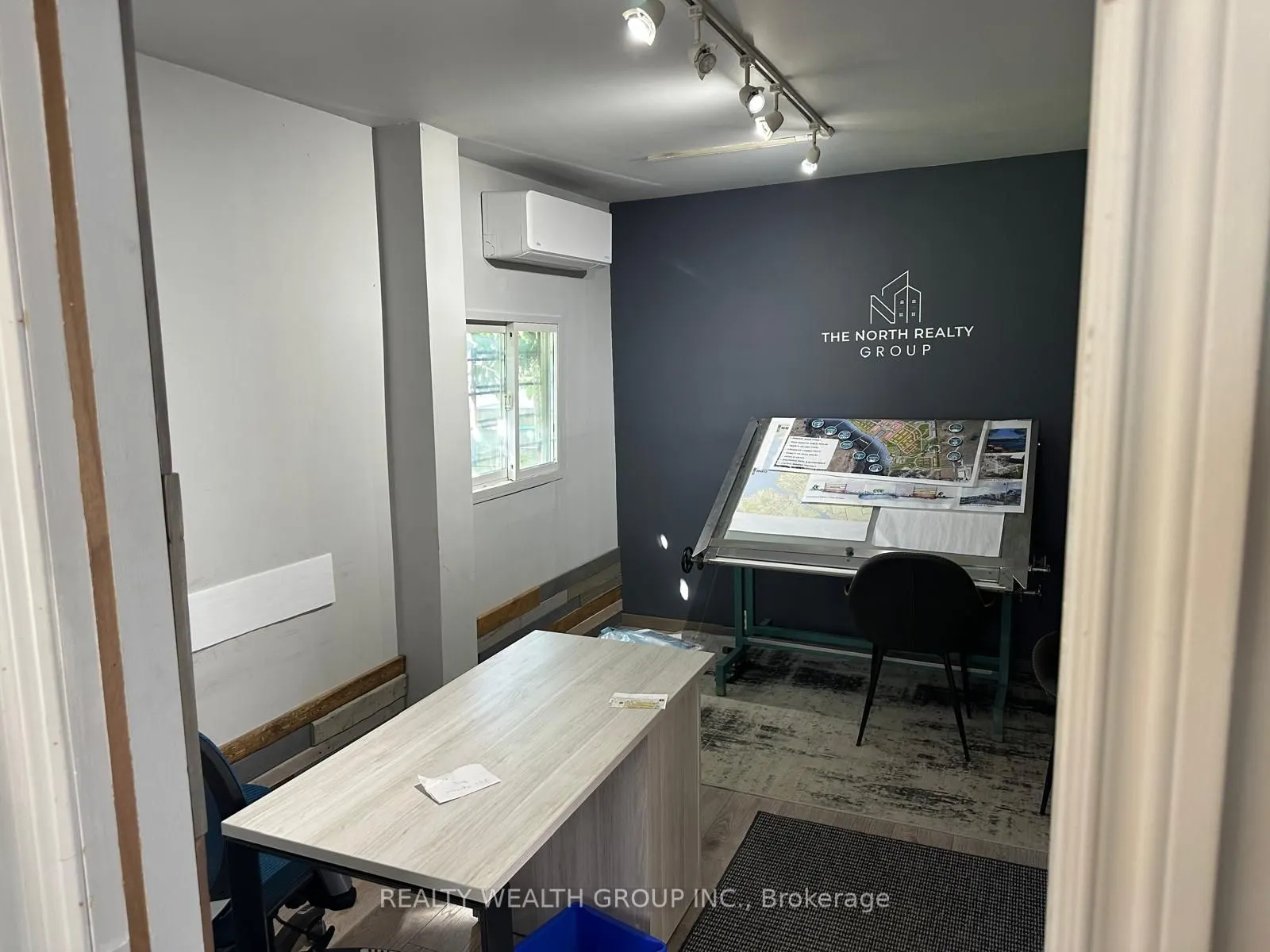 233 Kent Street W