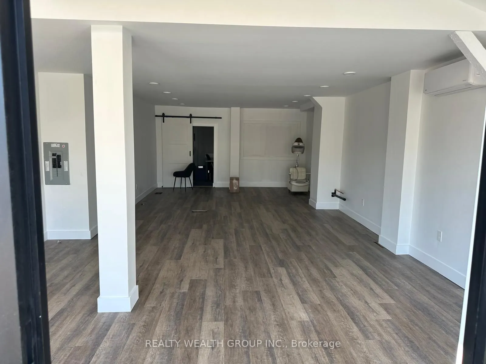 233 Kent Street W