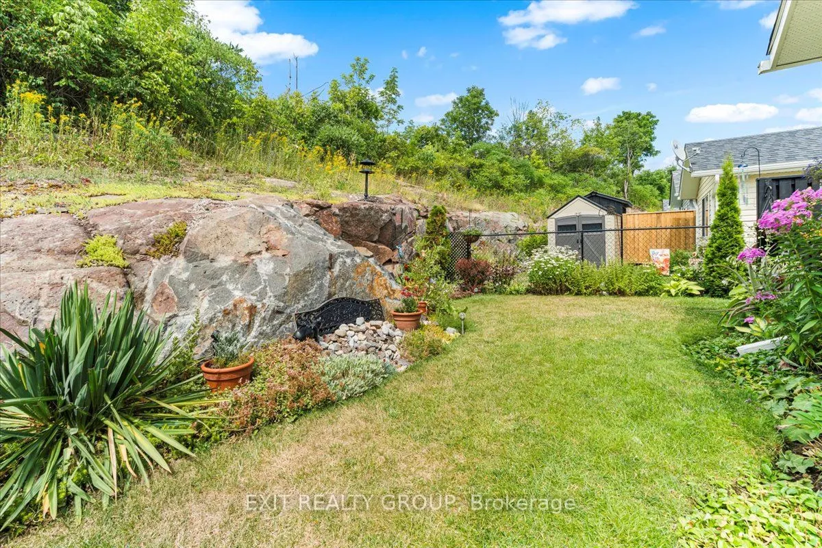 20 Gladstone Street W