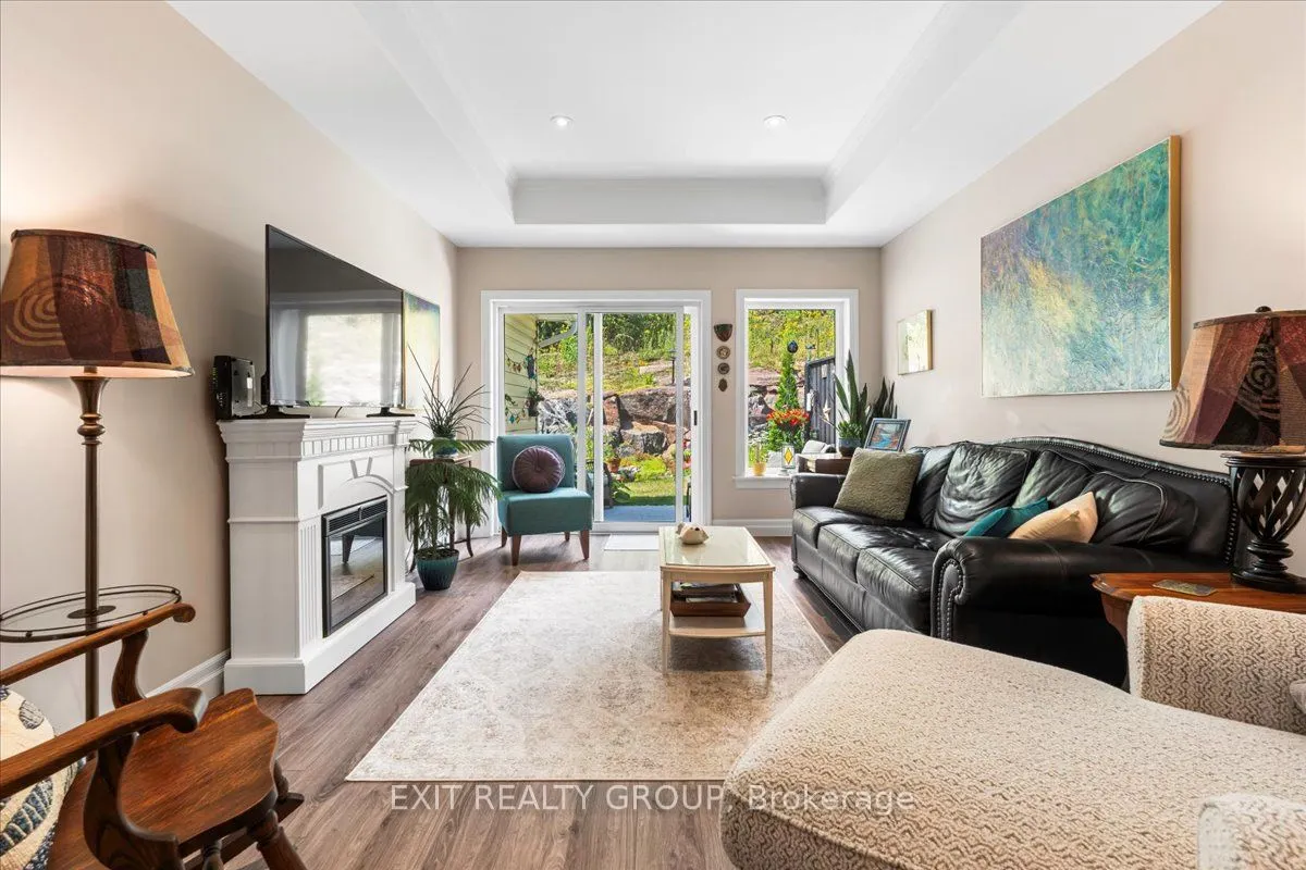 20 Gladstone Street W