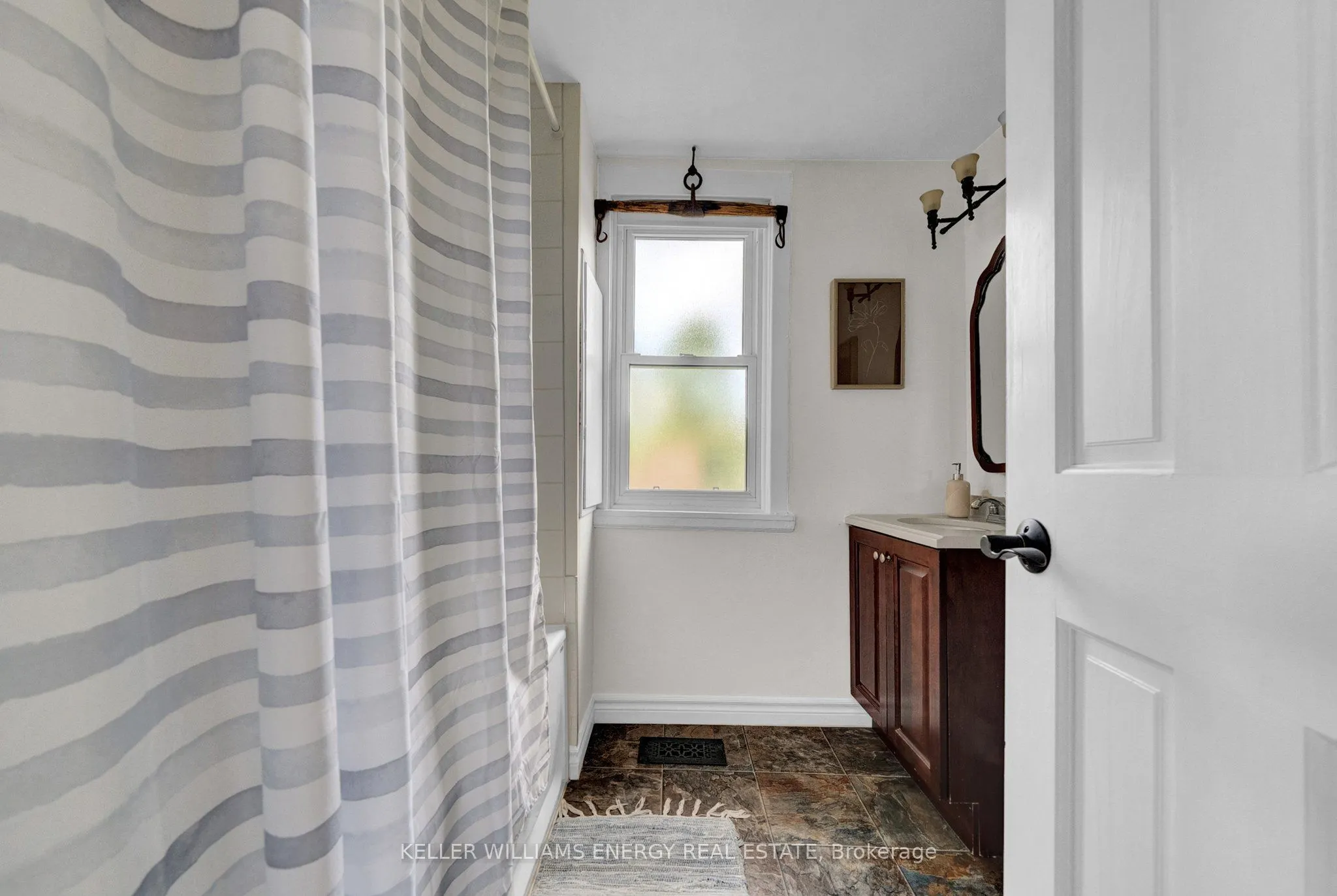 137 University Avenue W