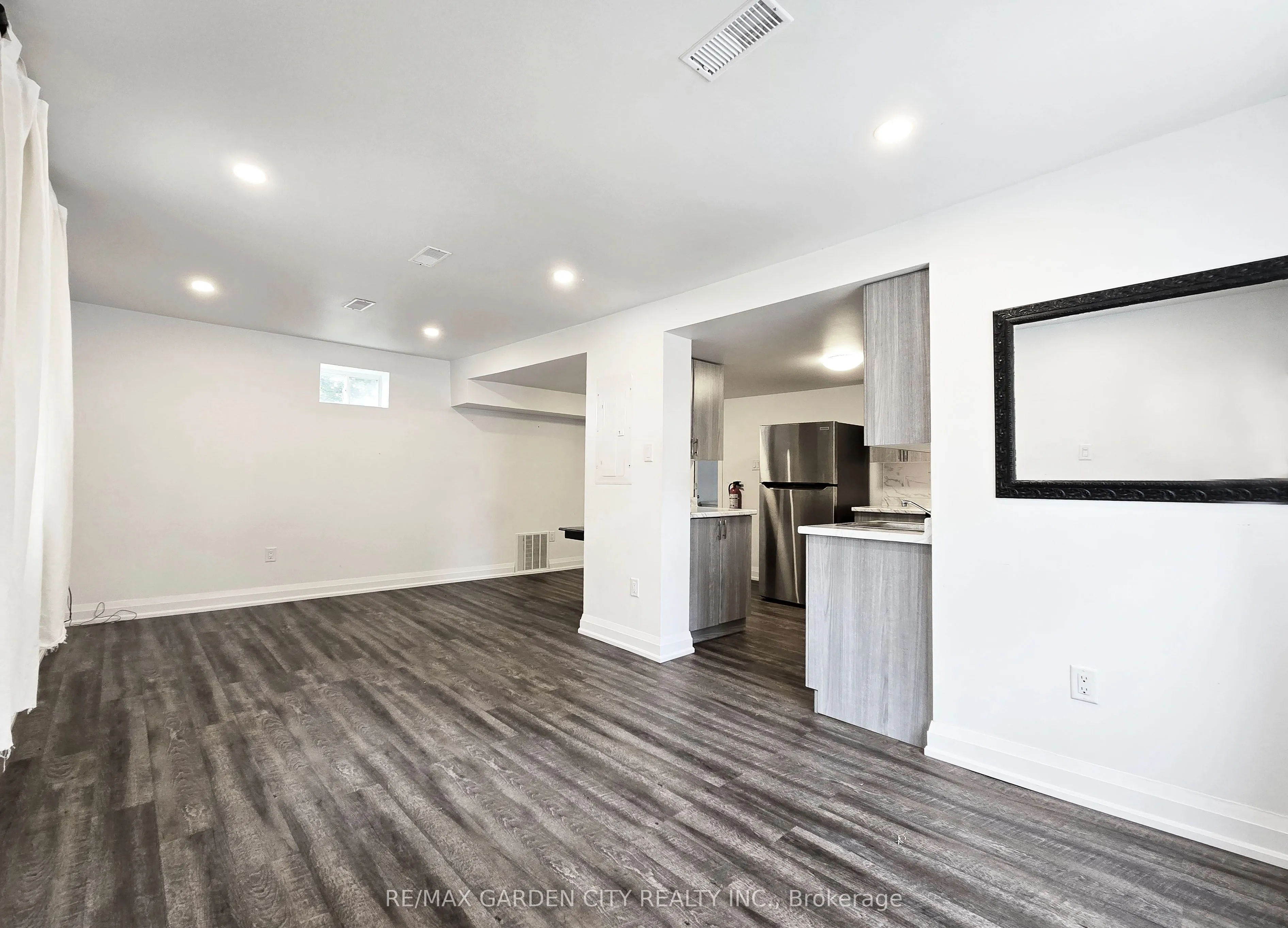 1 Robinson Street N, #MAIN