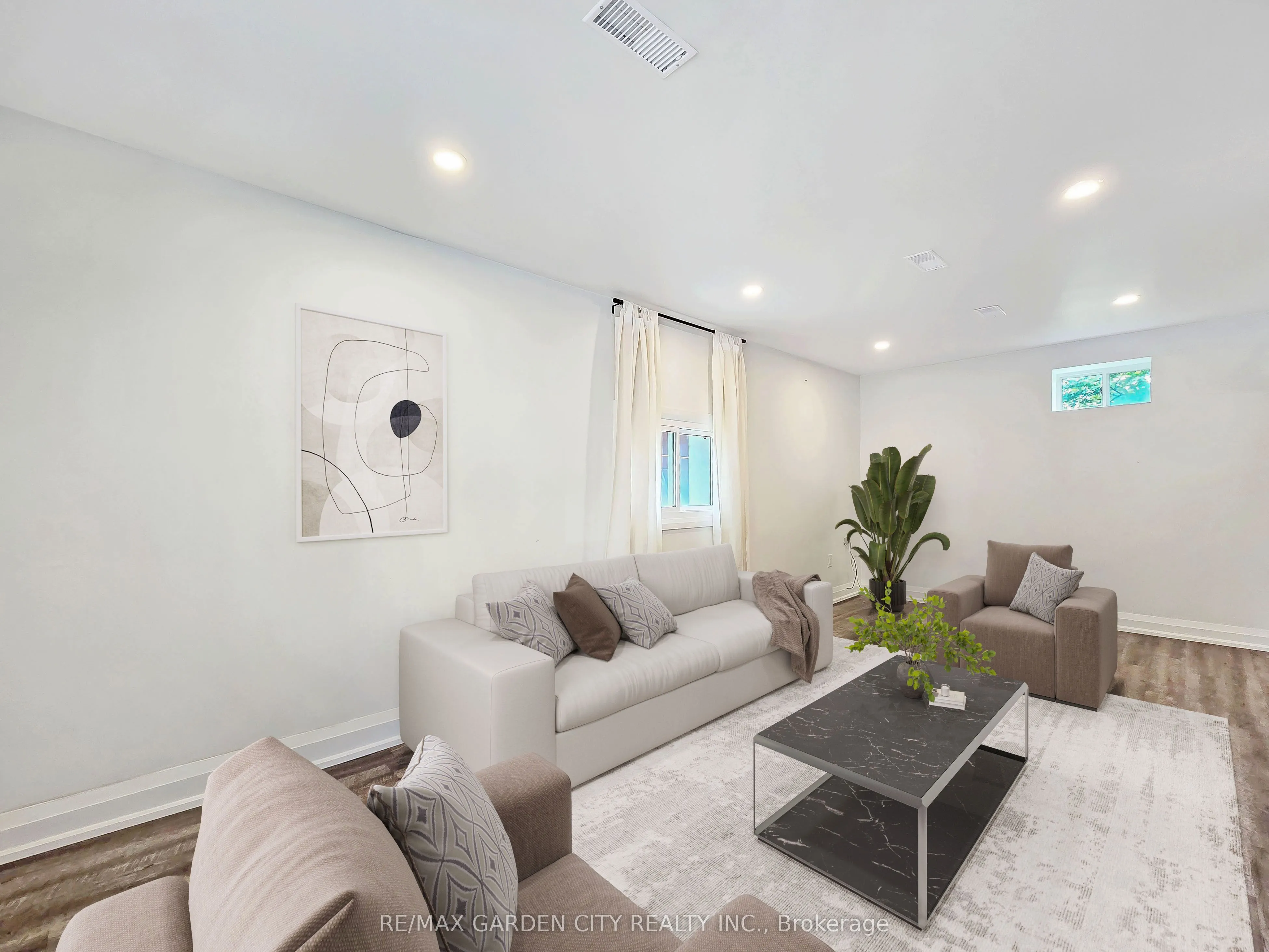 1 Robinson Street N, #MAIN