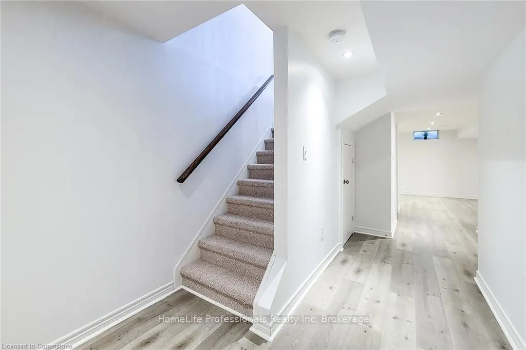 33 Marina Point Crescent