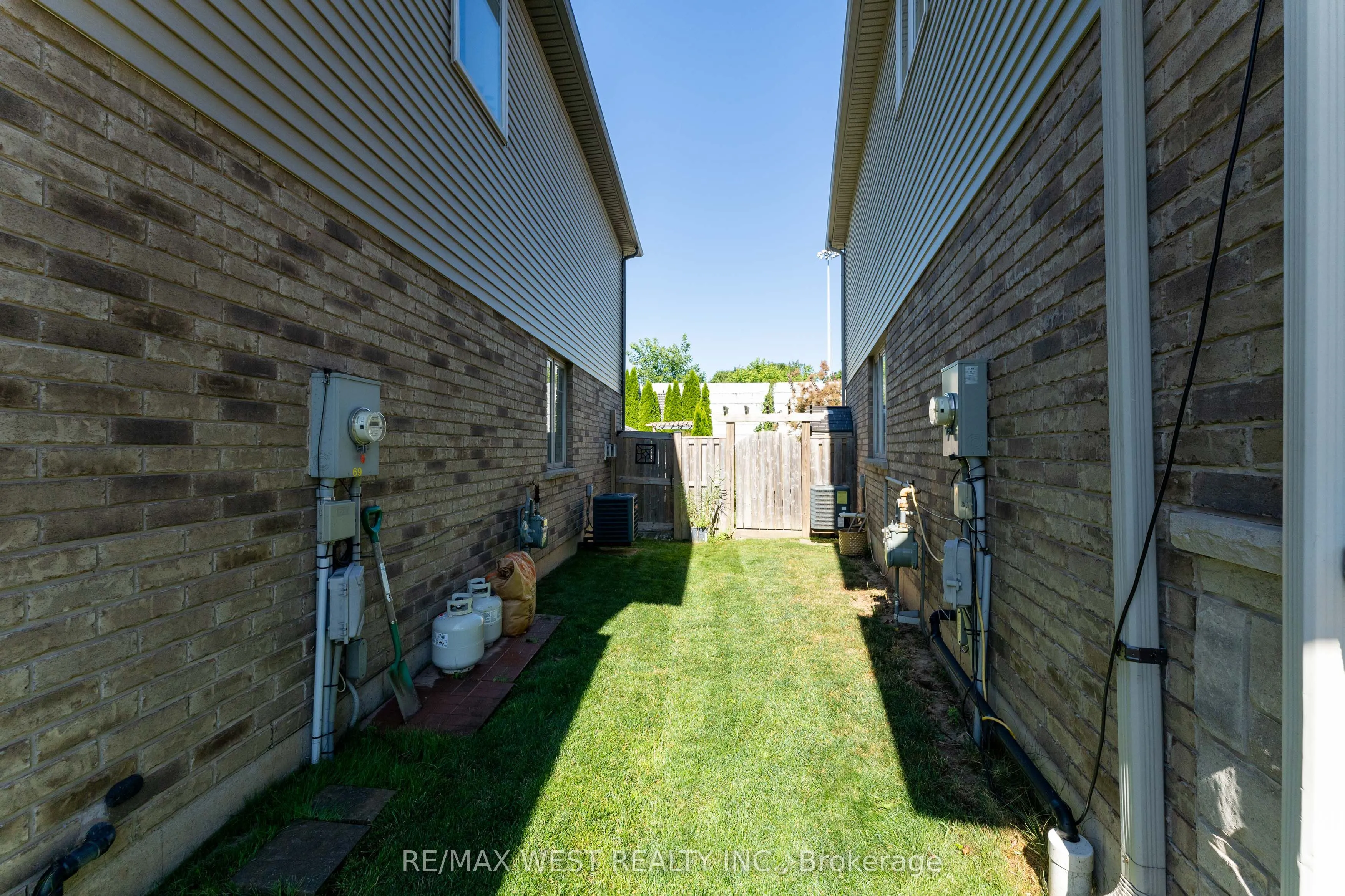 71 Sexton Crescent