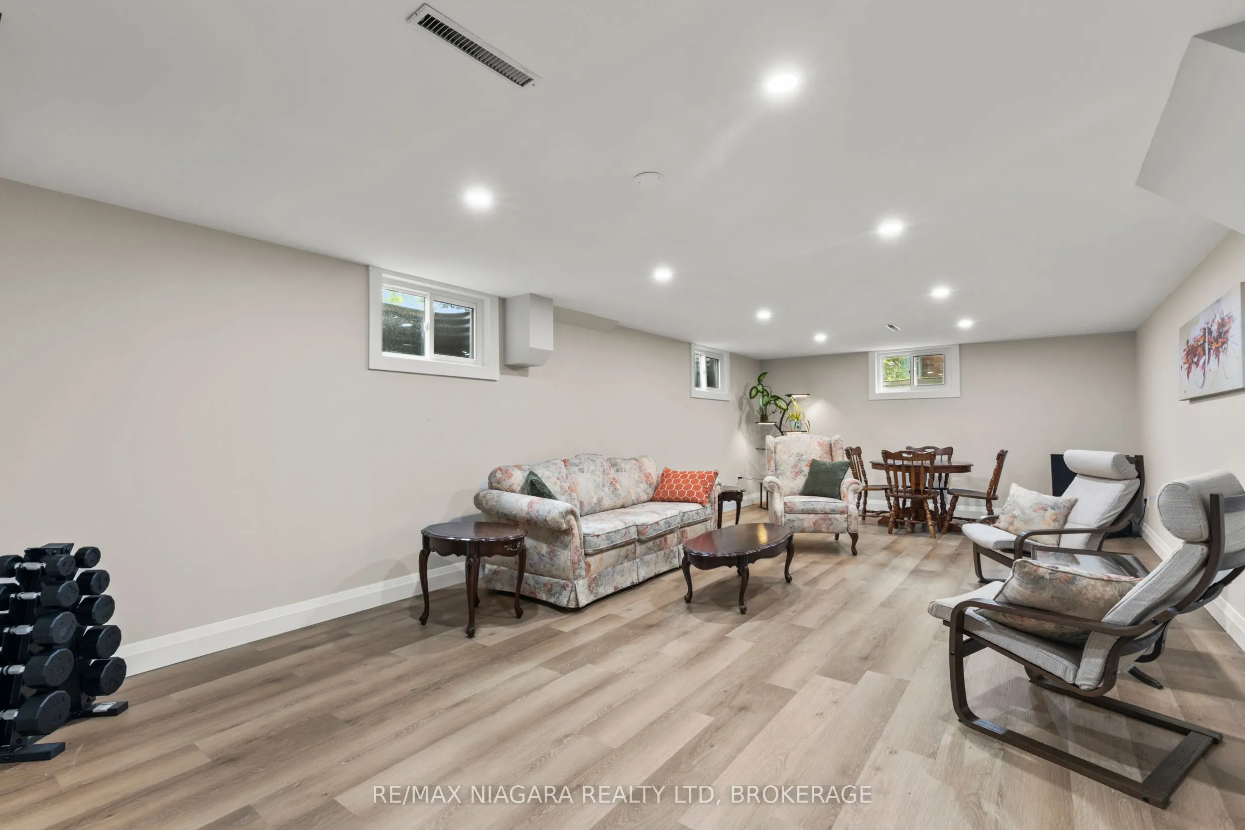 27 DALEVIEW Crescent