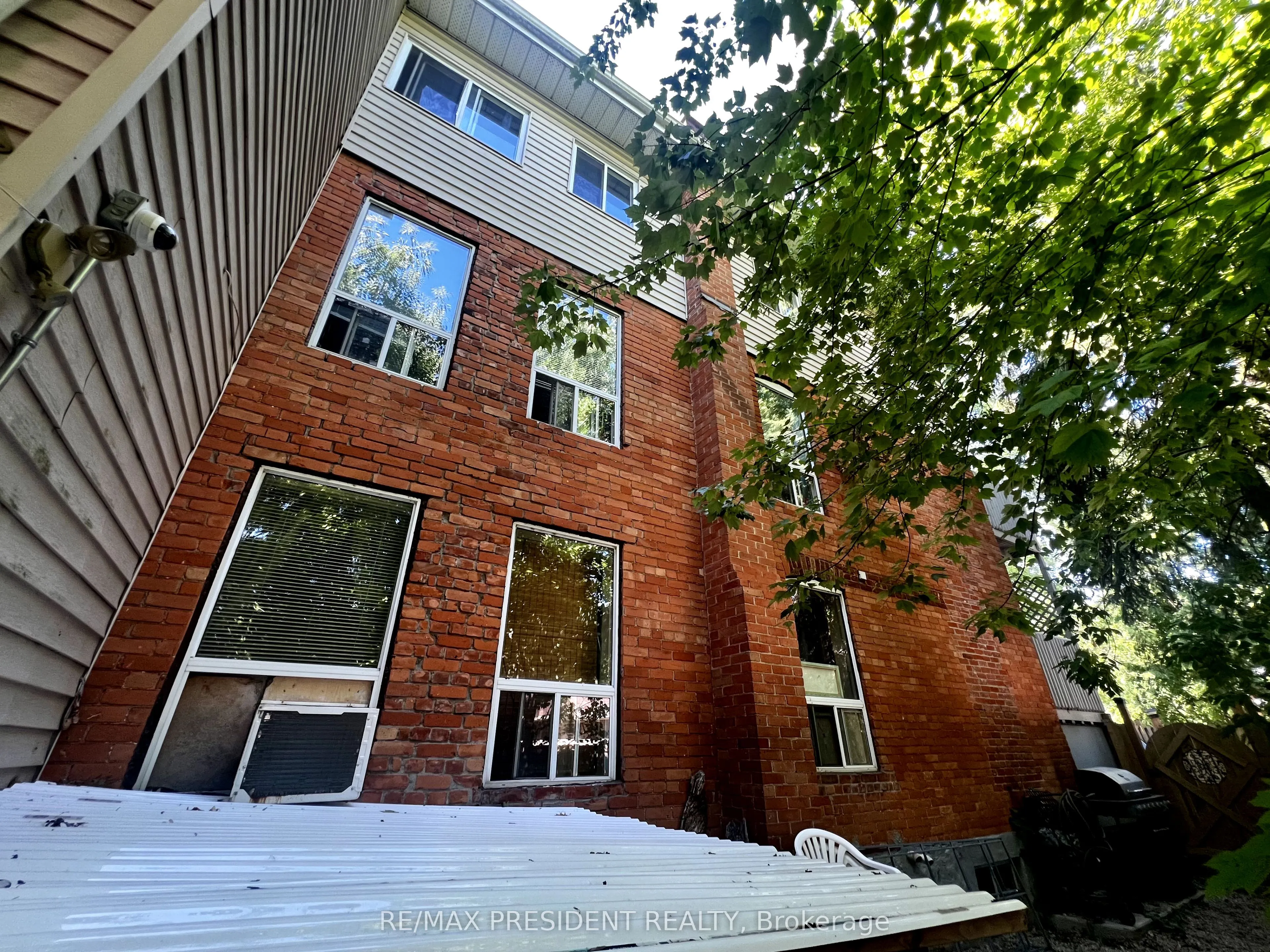 37 Bond Street S