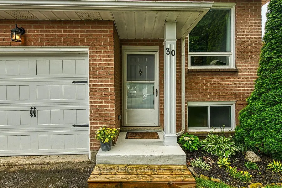 30 Lampman Crescent