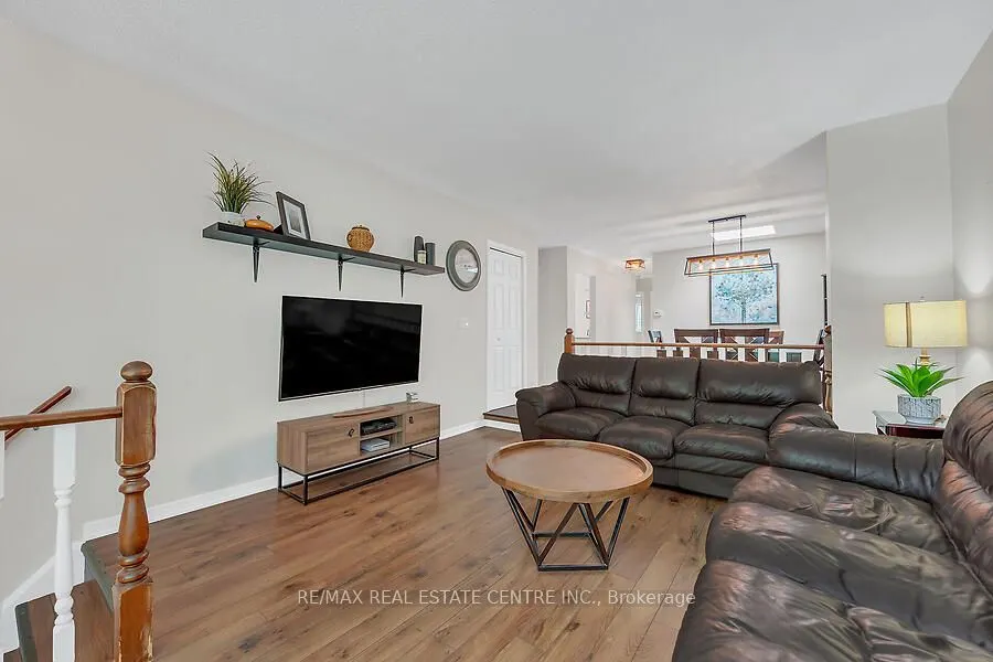30 Lampman Crescent