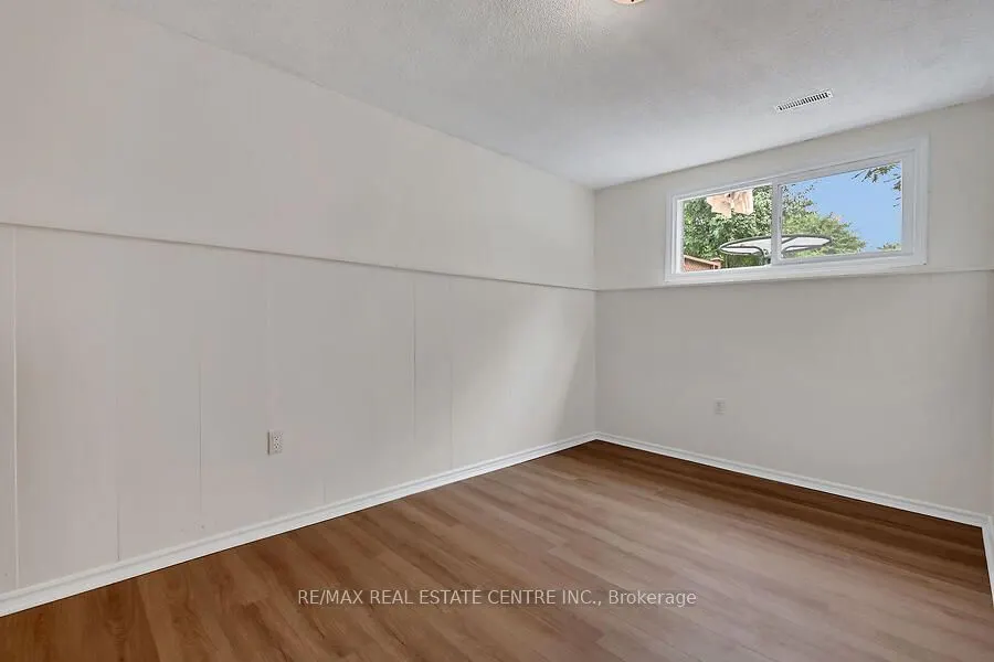 30 Lampman Crescent