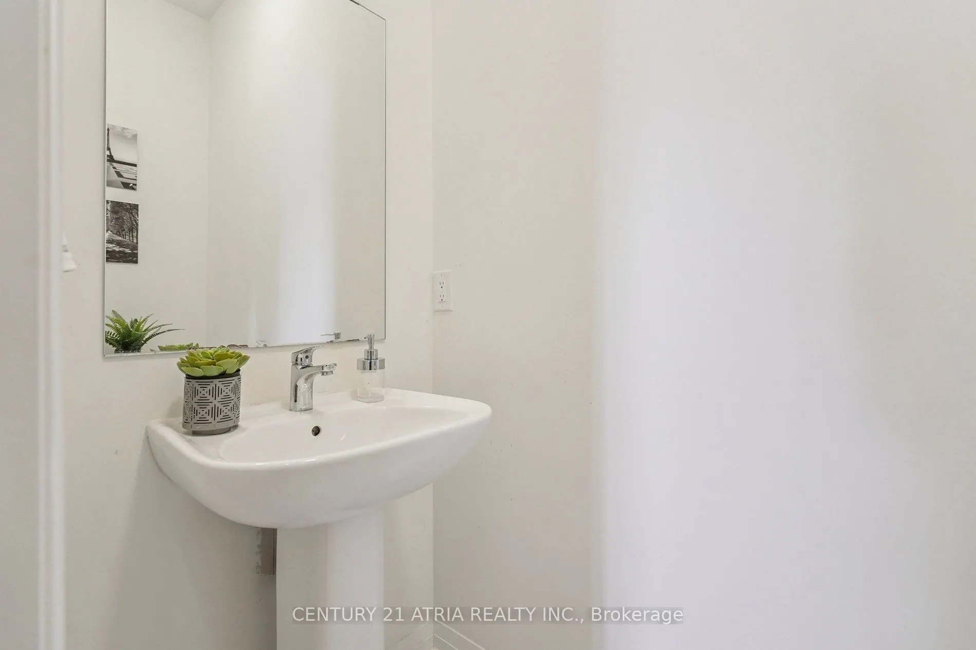 585 Colborne Street, #704