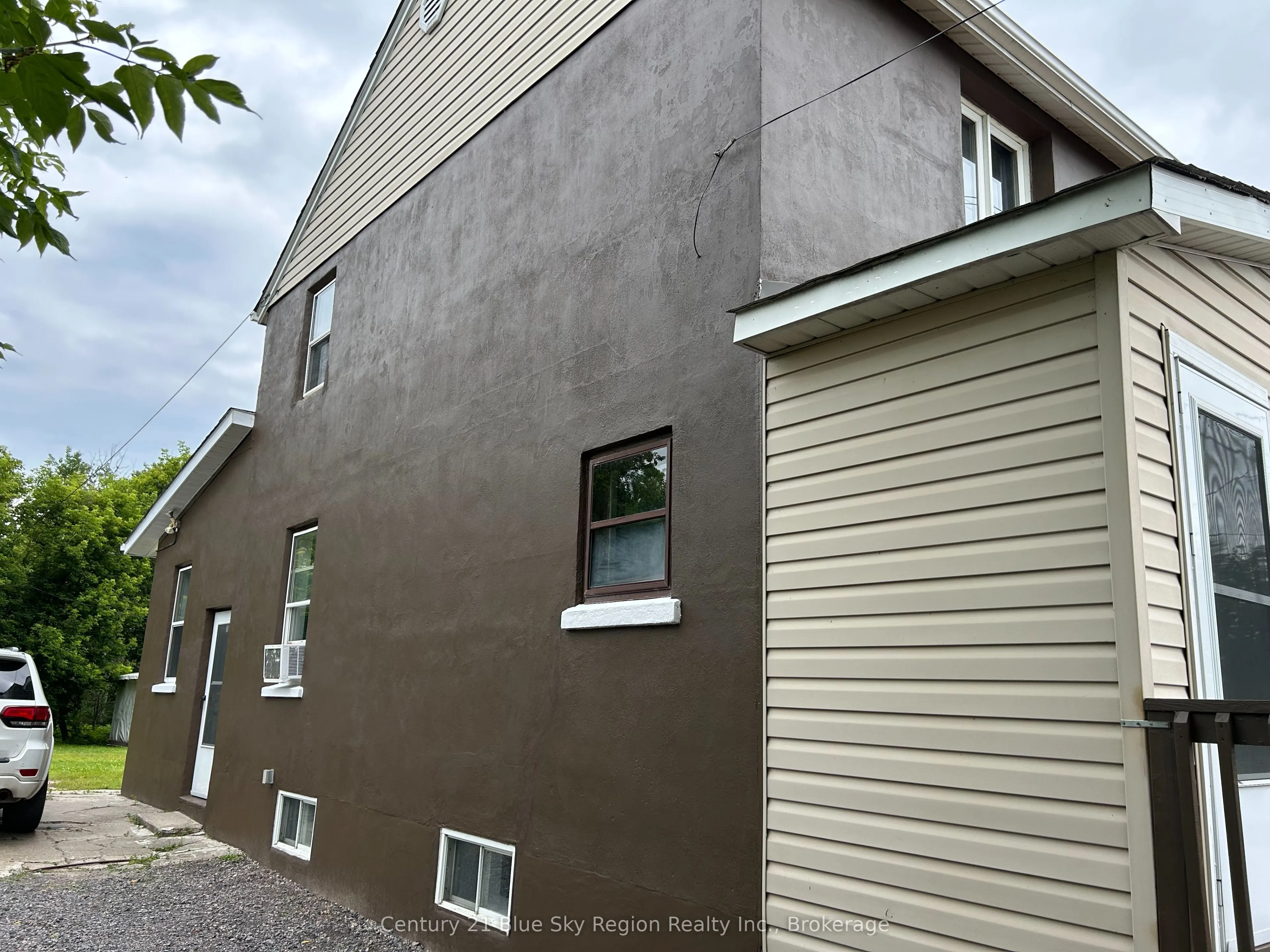 840-842 Worthington Street E