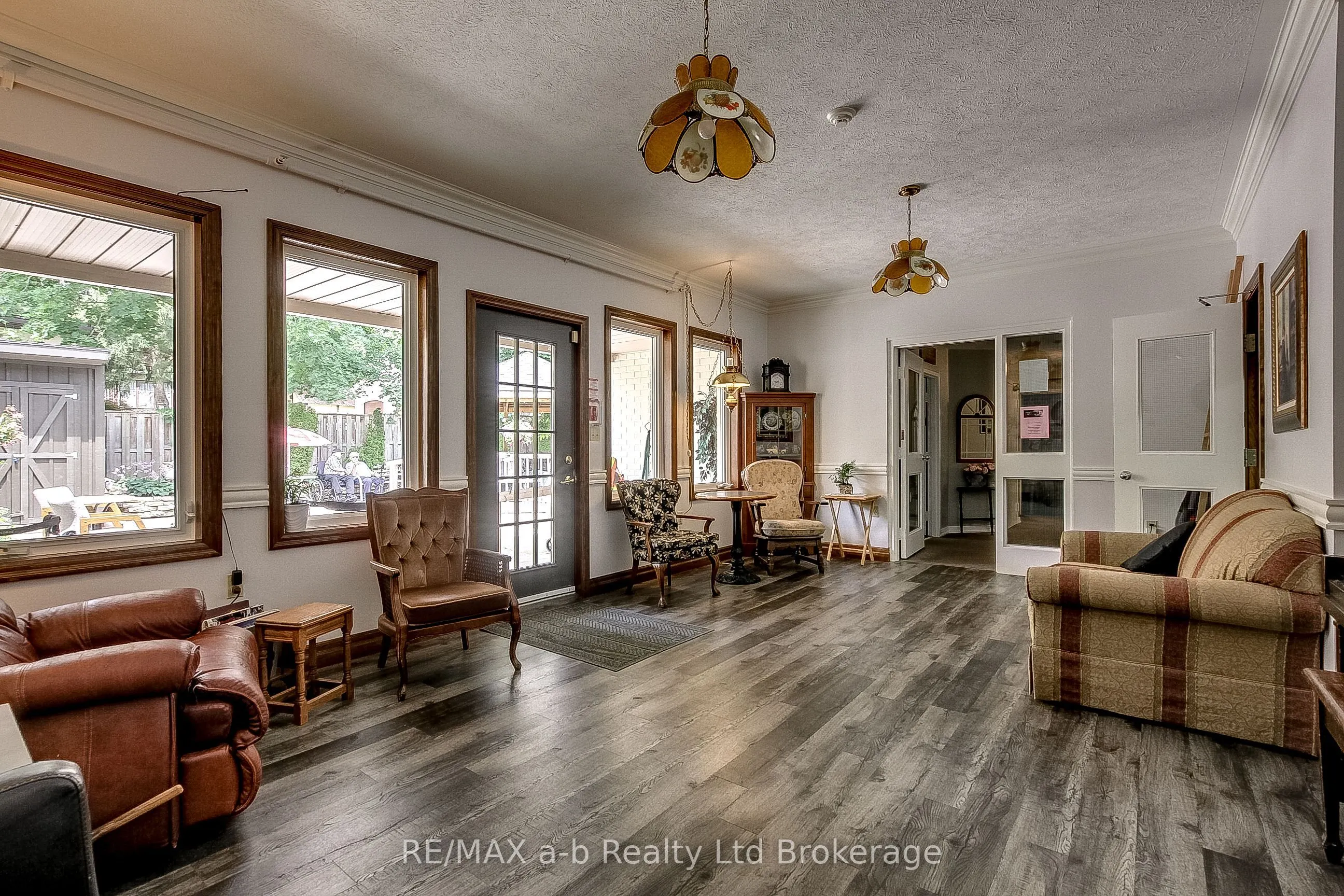 25 MAIN Street E