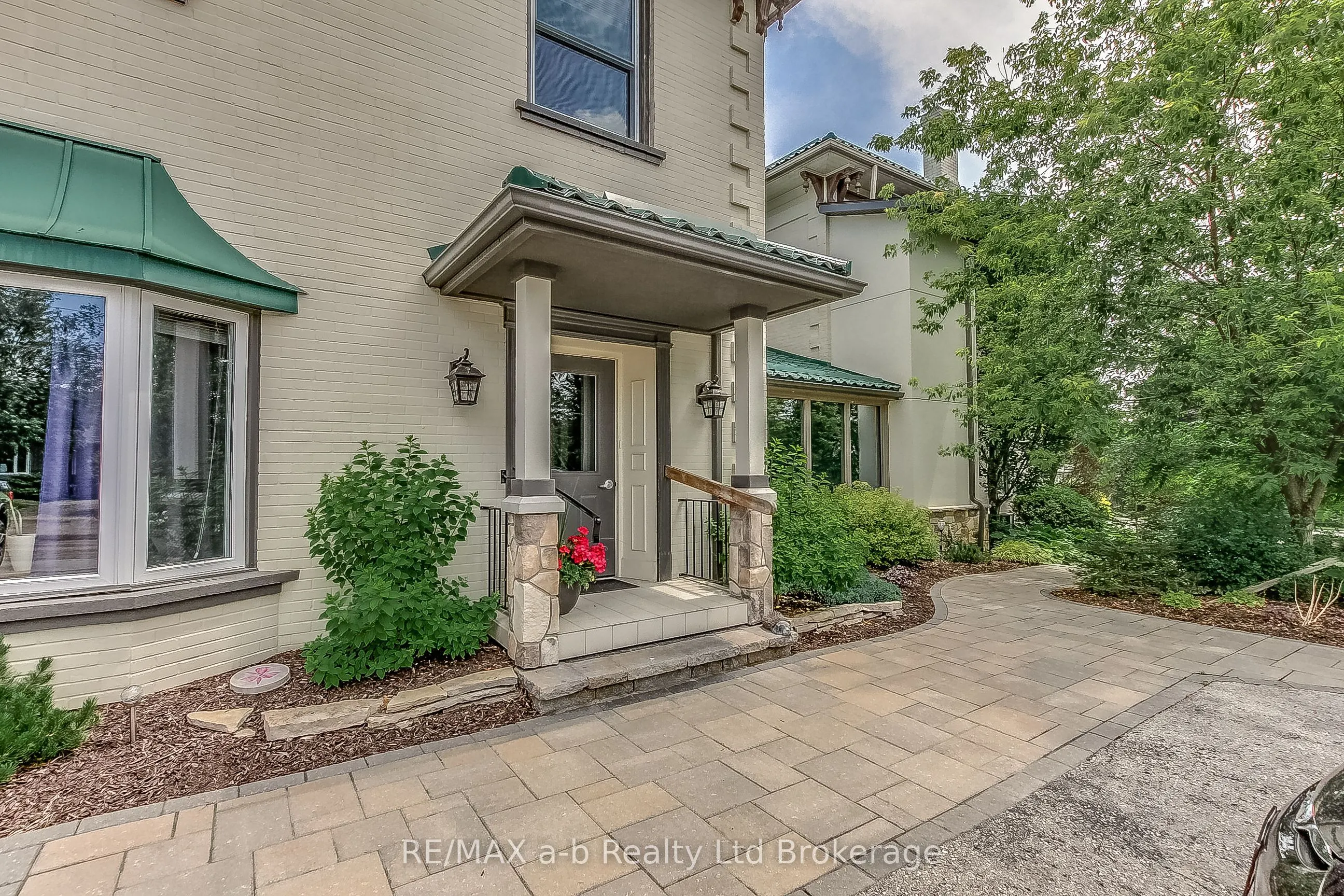 25 MAIN Street E