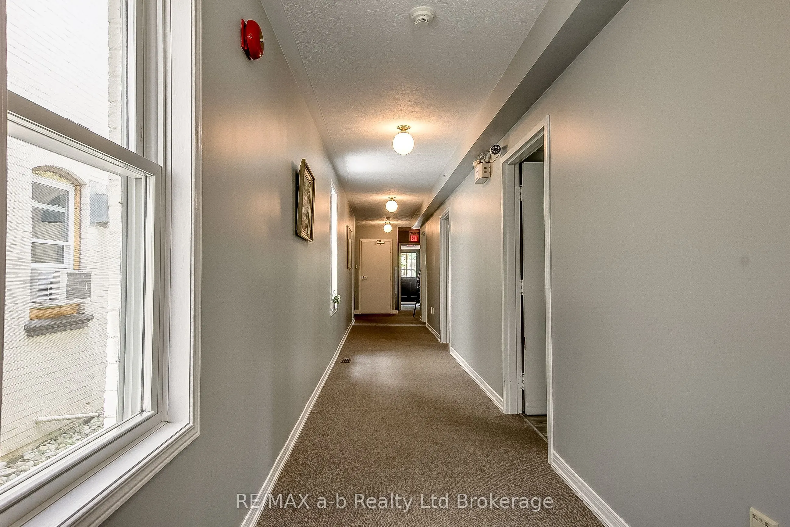 25 MAIN Street E