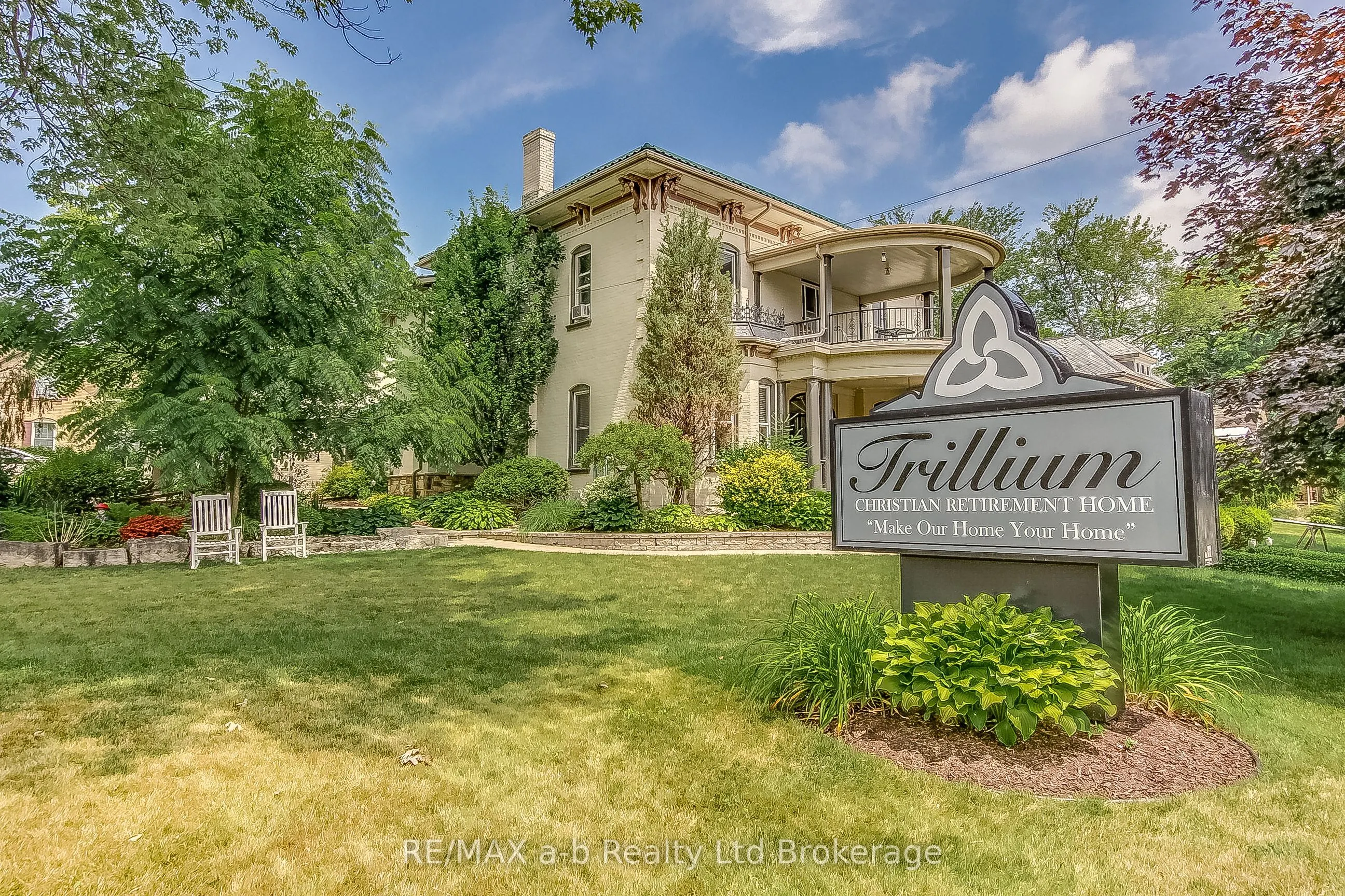 25 MAIN Street E