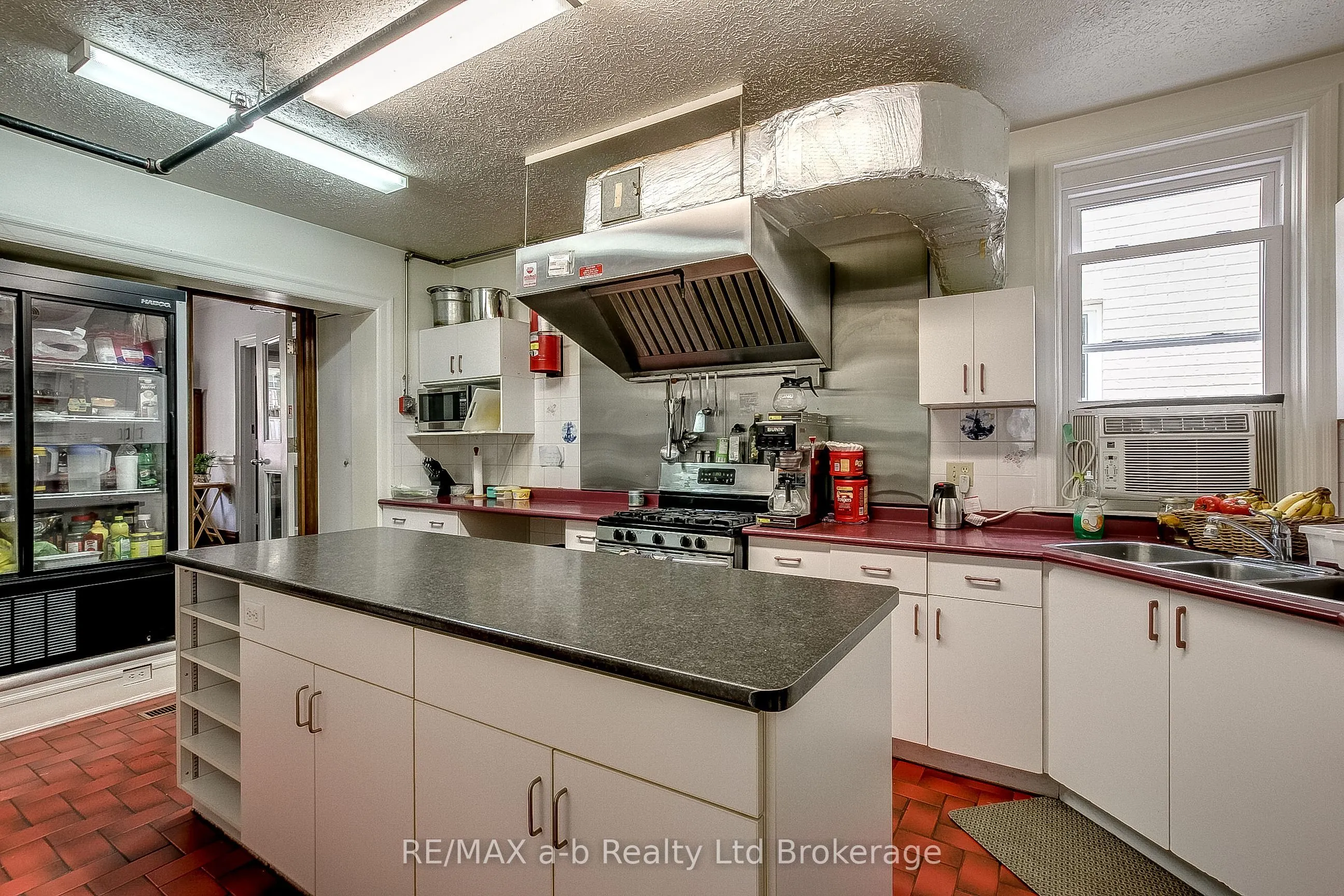 25 MAIN Street E