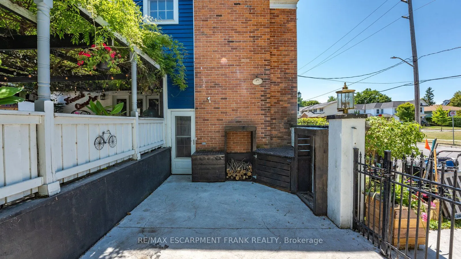 101 Lock Street E