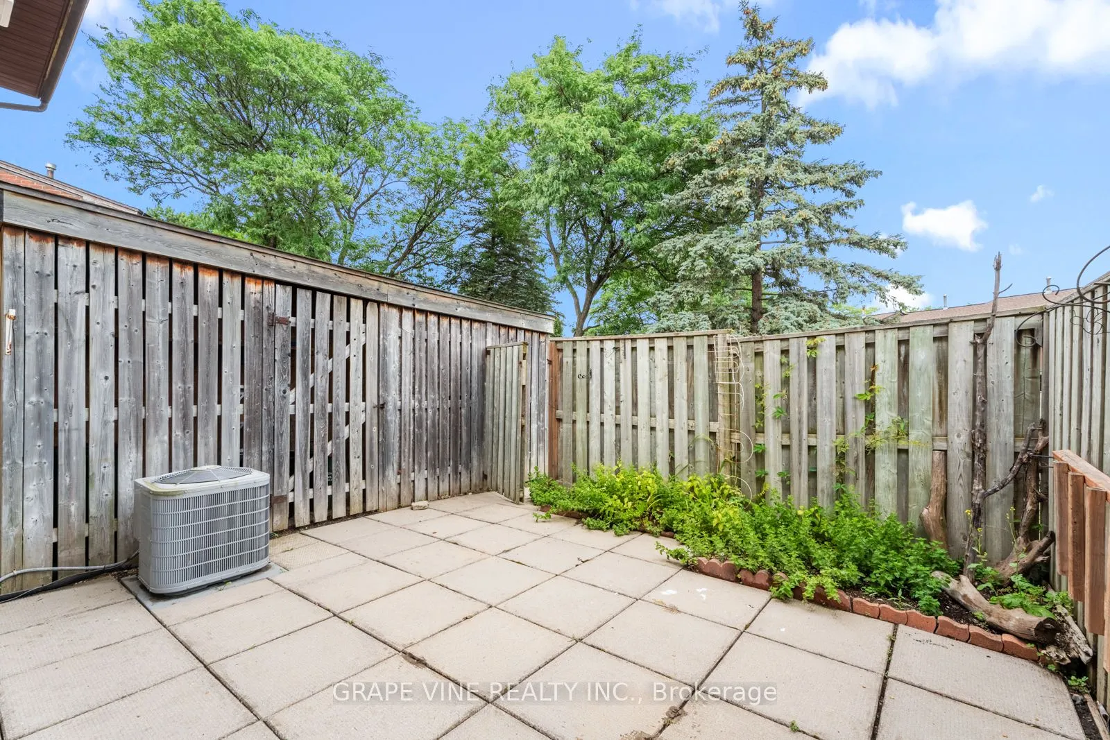 82 Chimo Drive