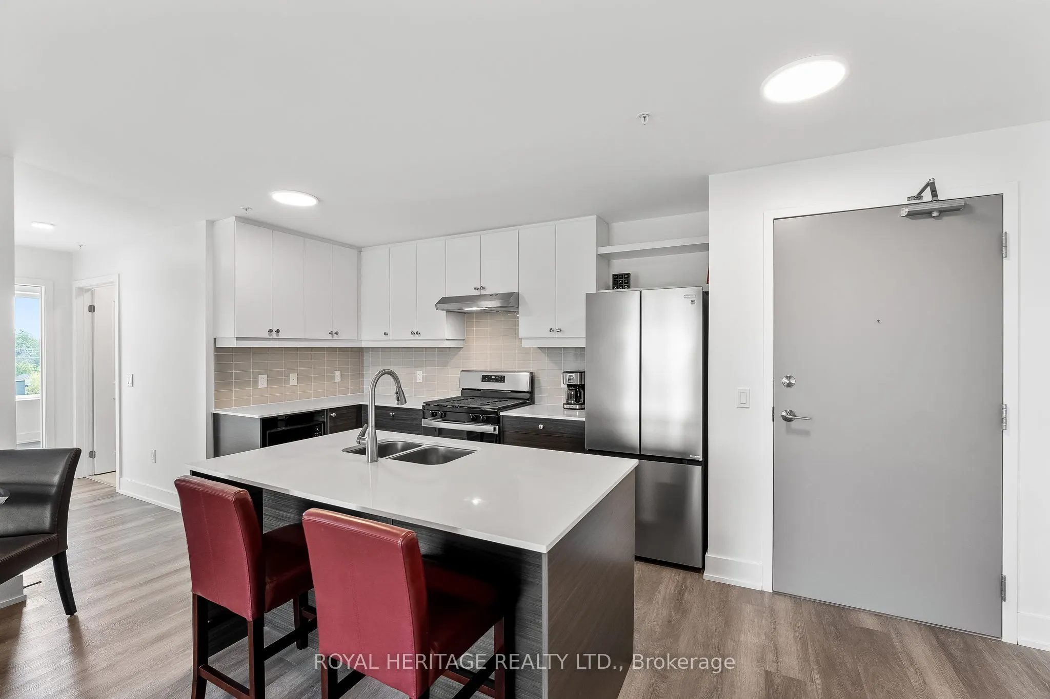 19B West Street N, #402