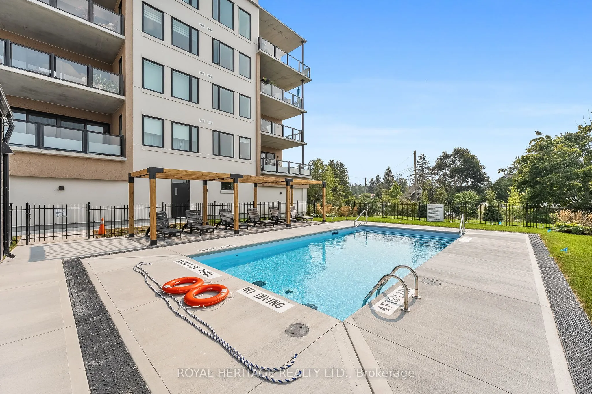 19B West Street N, #402