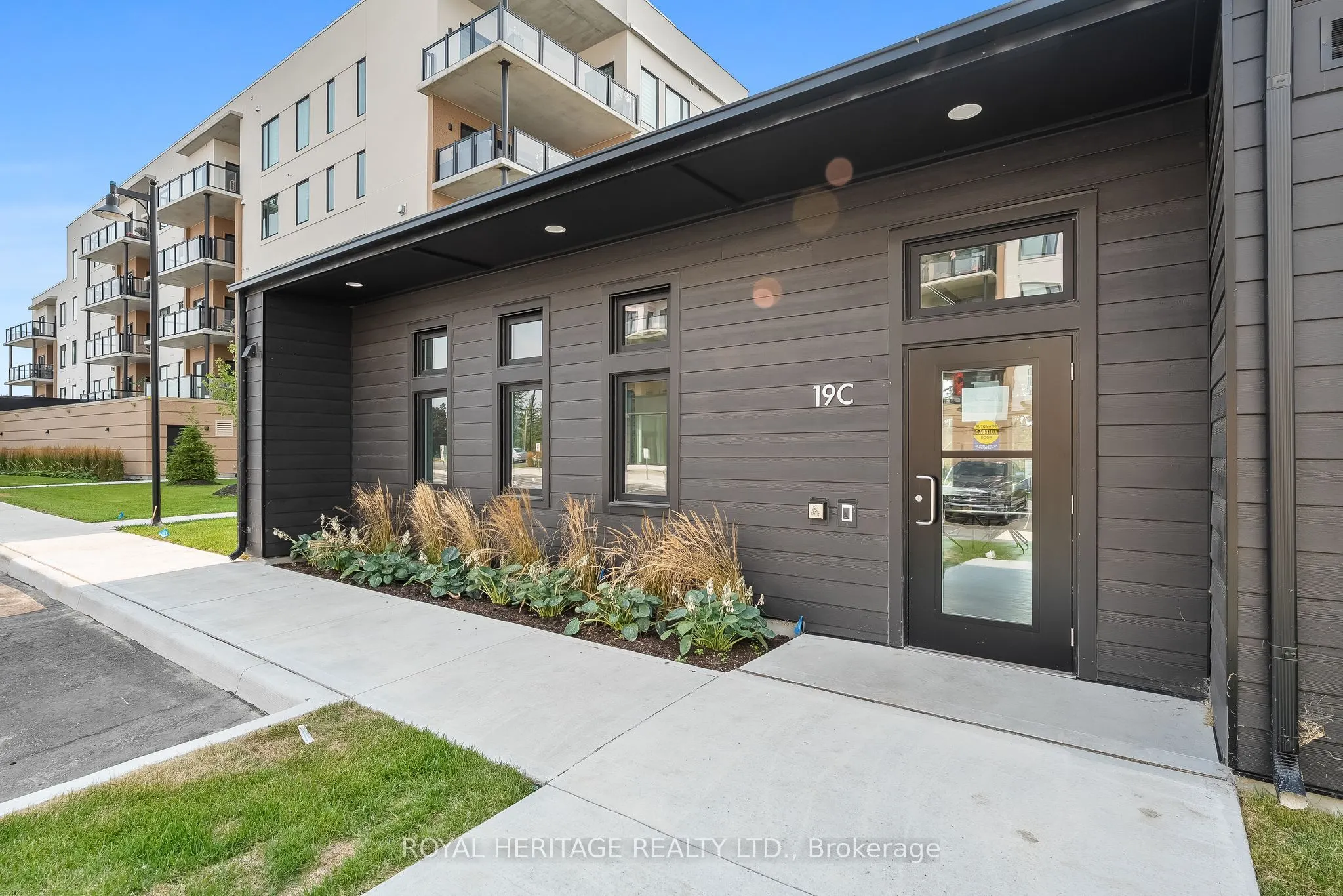 19B West Street N, #402