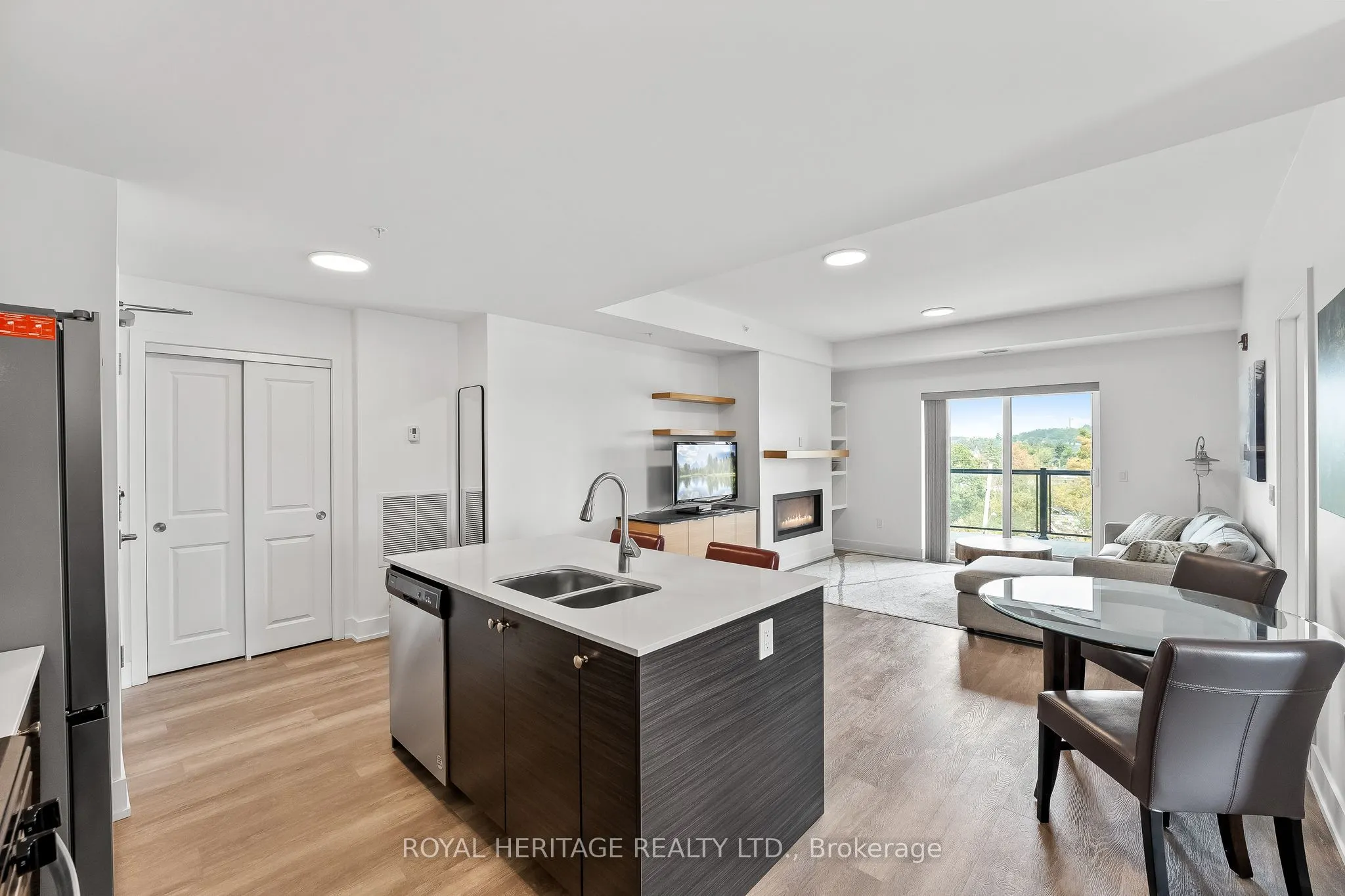 19B West Street N, #402