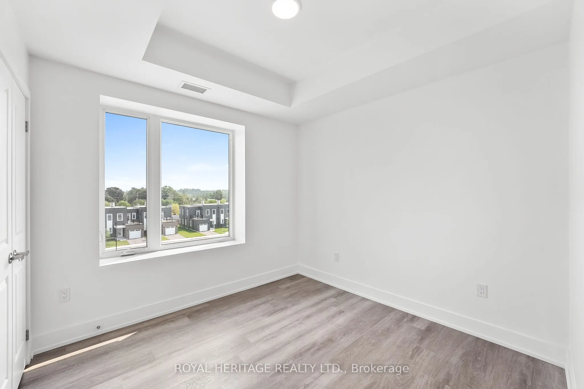 19B West Street N, #402