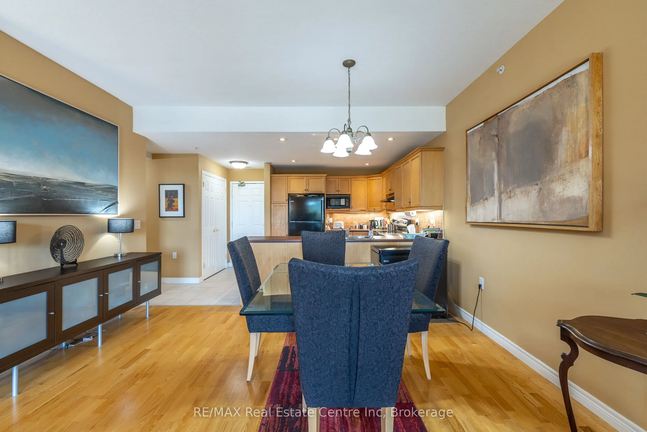 20 Station Square, #303