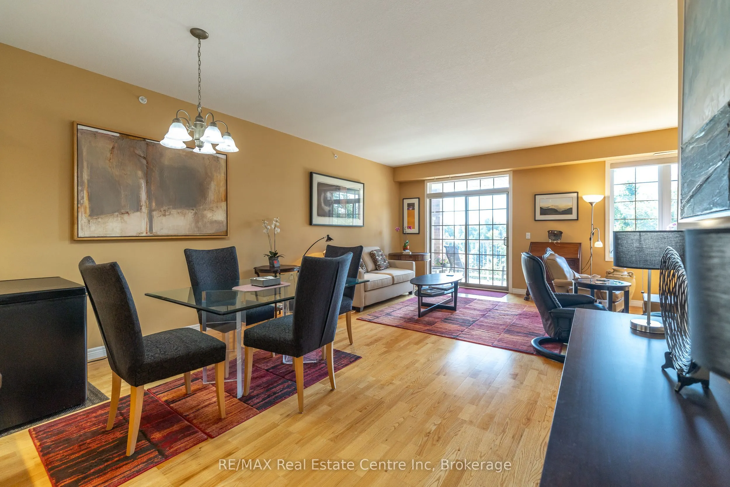 20 Station Square, #303