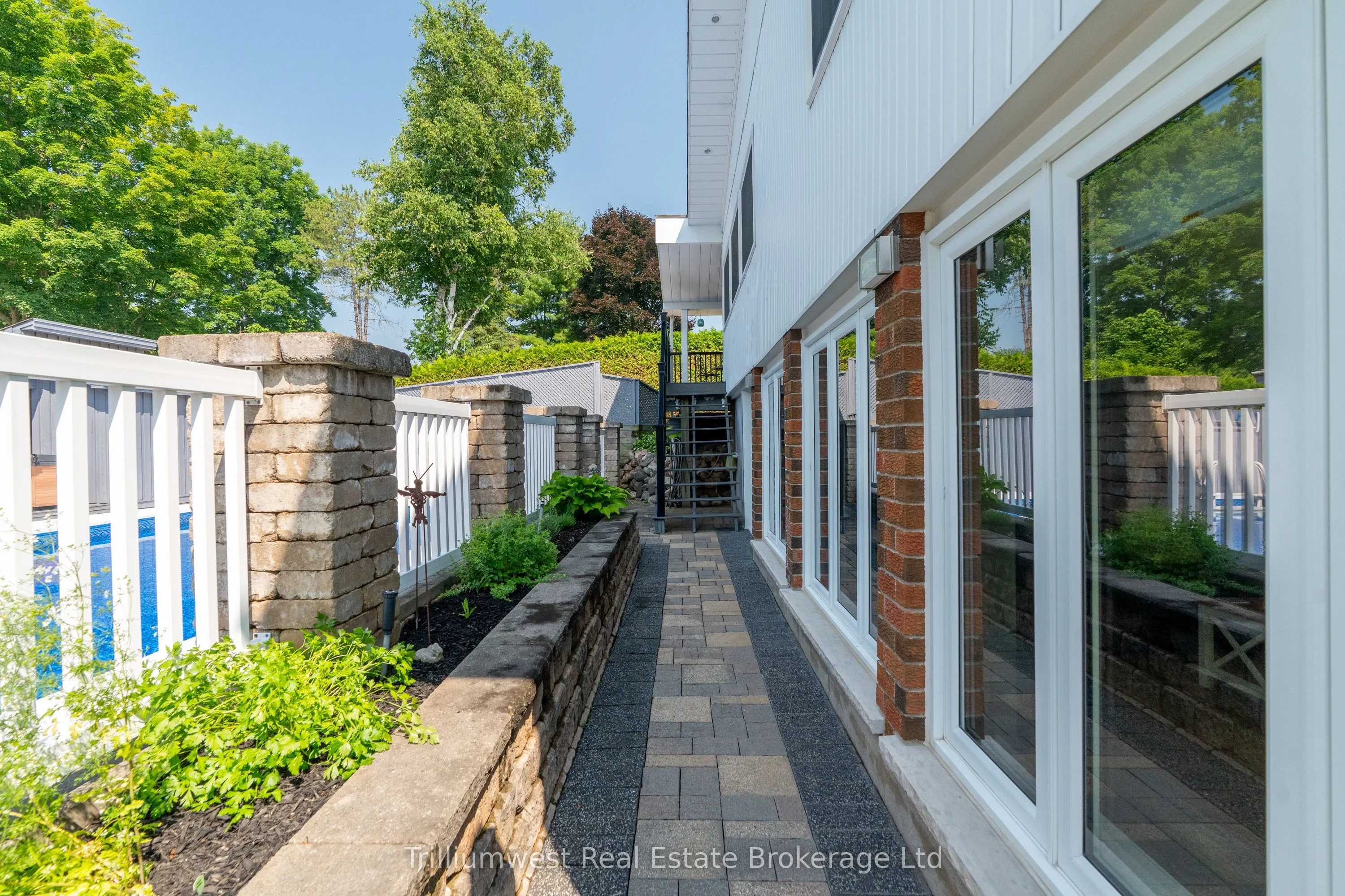 4 Colonial Drive
