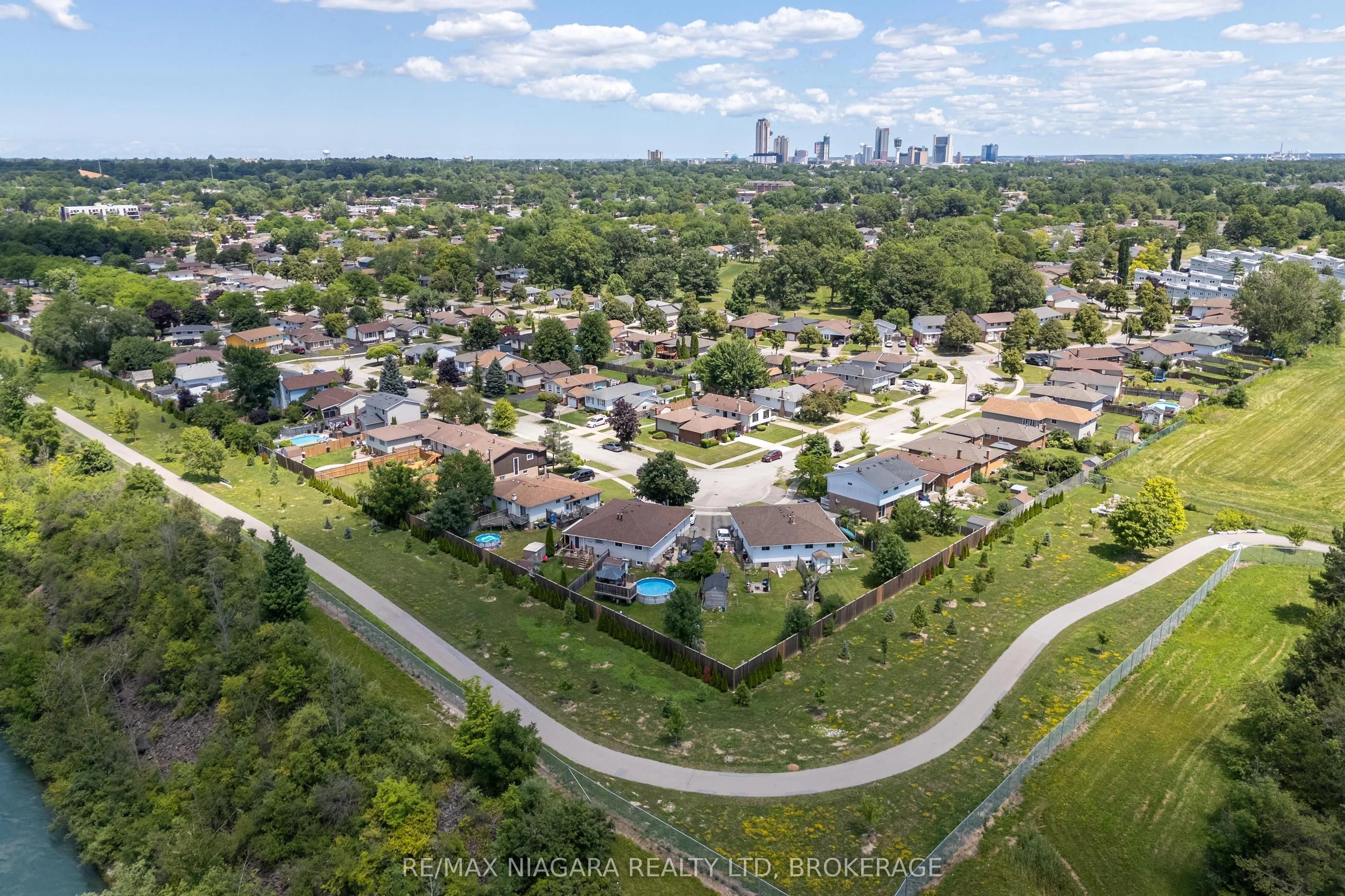 7709 Ronnie Crescent