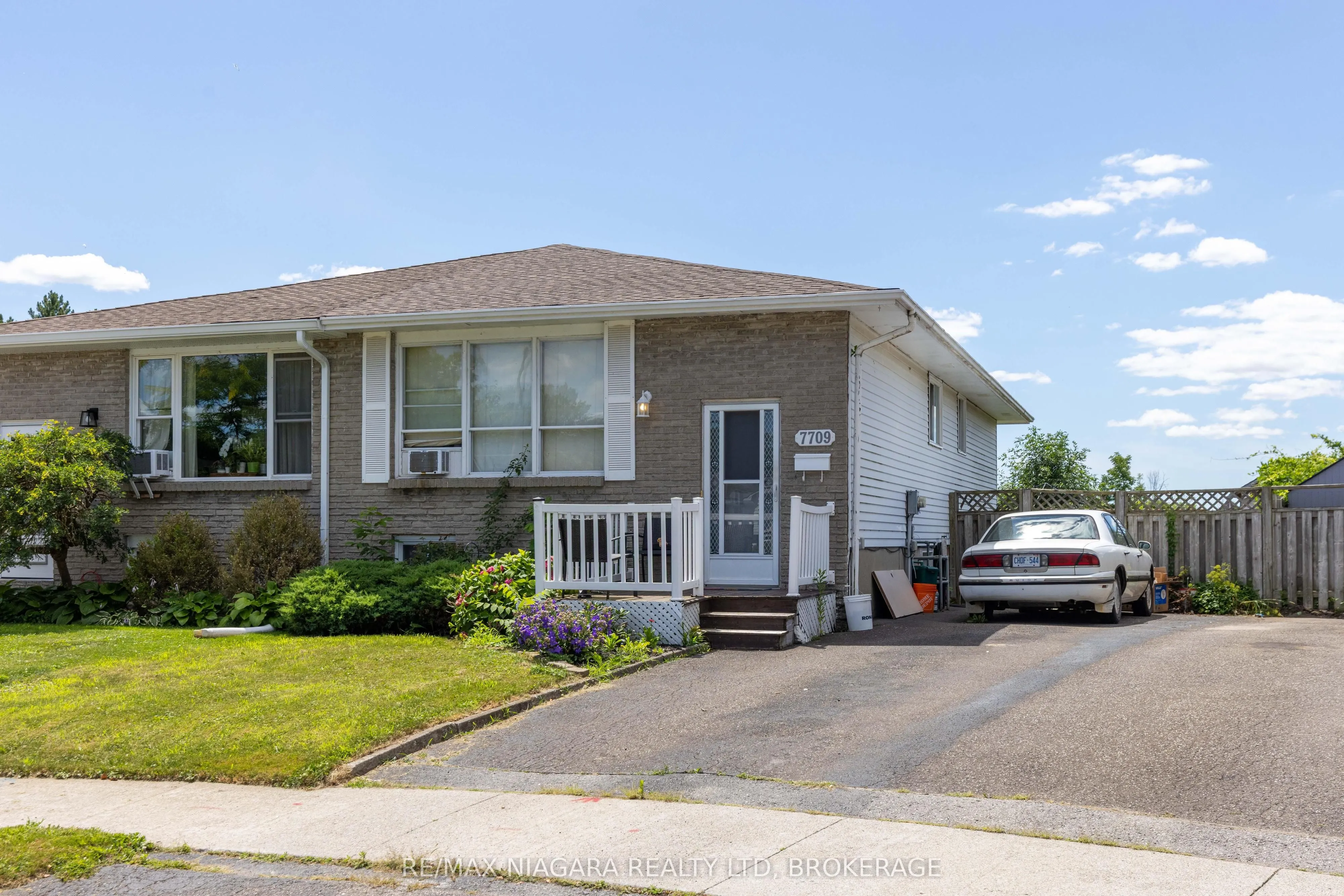 7709 Ronnie Crescent