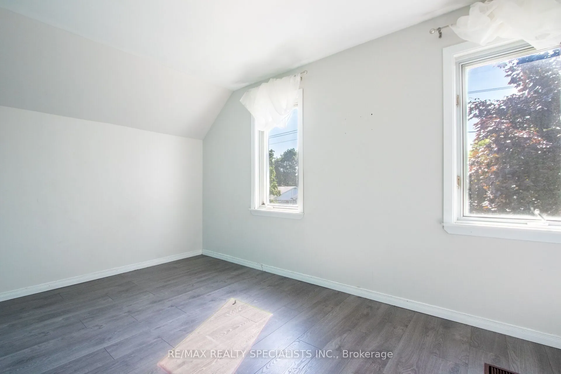 25 Dundas Street W