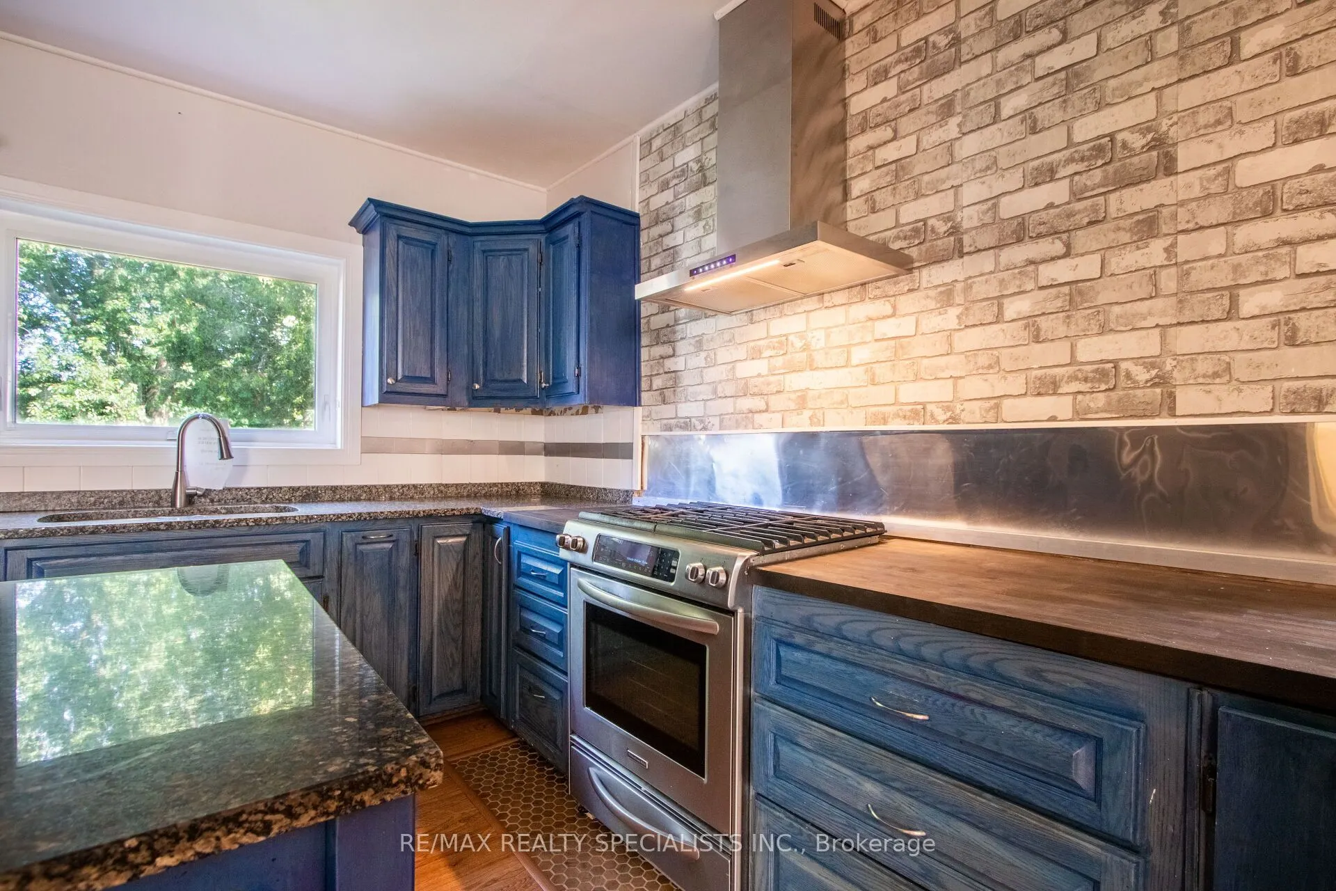 25 Dundas Street W