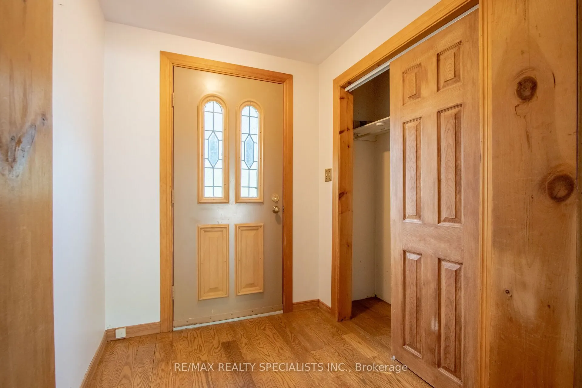 25 Dundas Street W