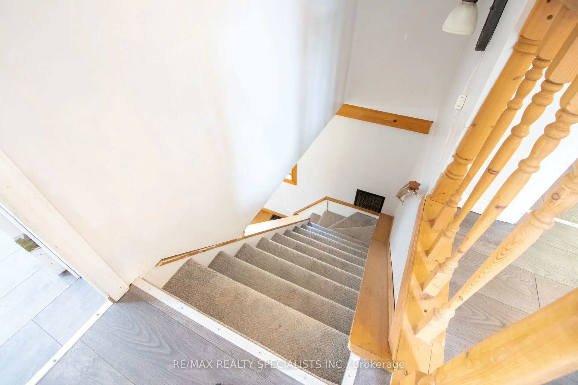 25 Dundas Street W