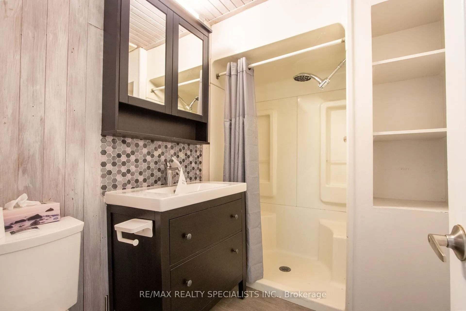 25 Dundas Street W