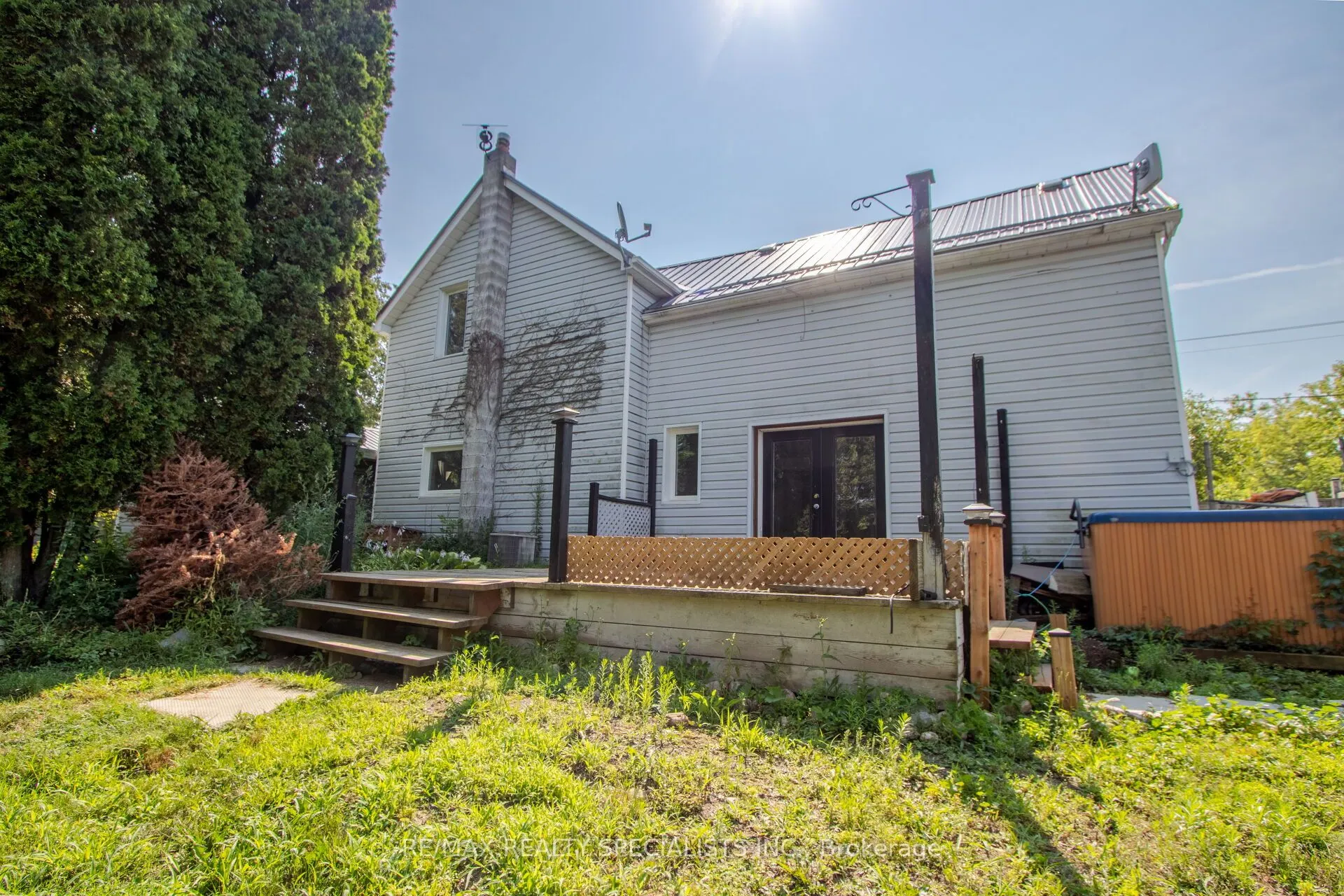 25 Dundas Street W