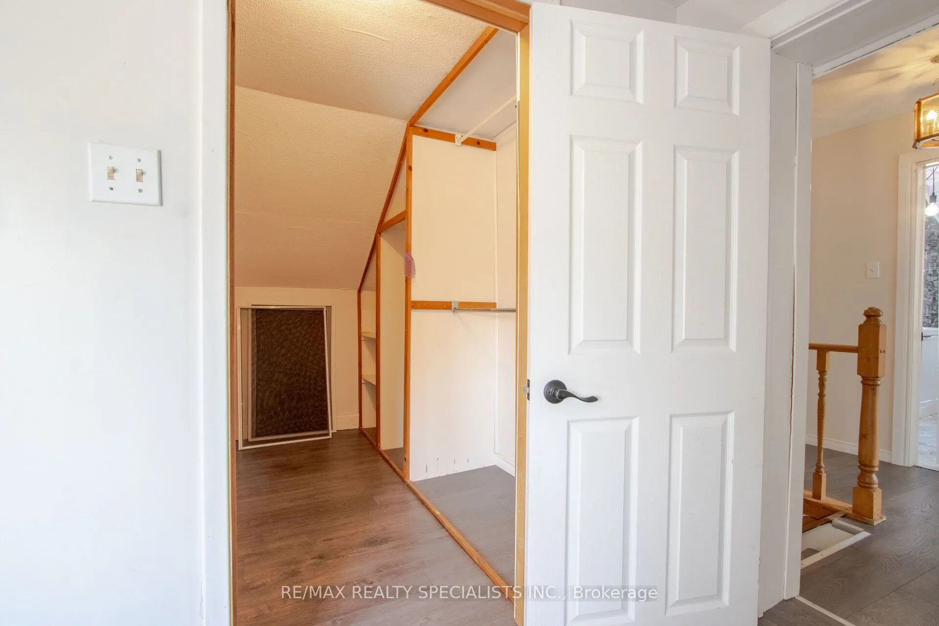 25 Dundas Street W