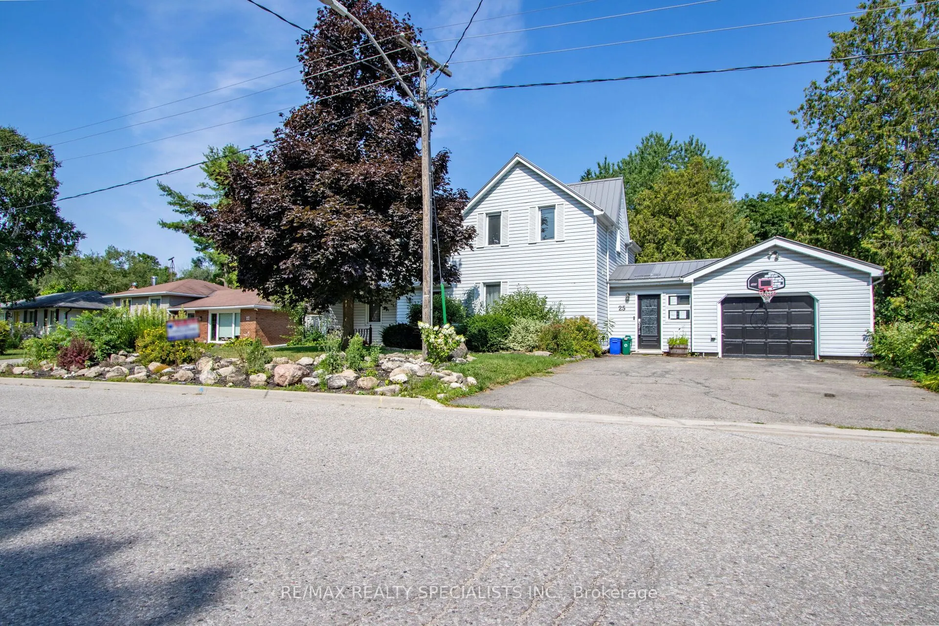 25 Dundas Street W
