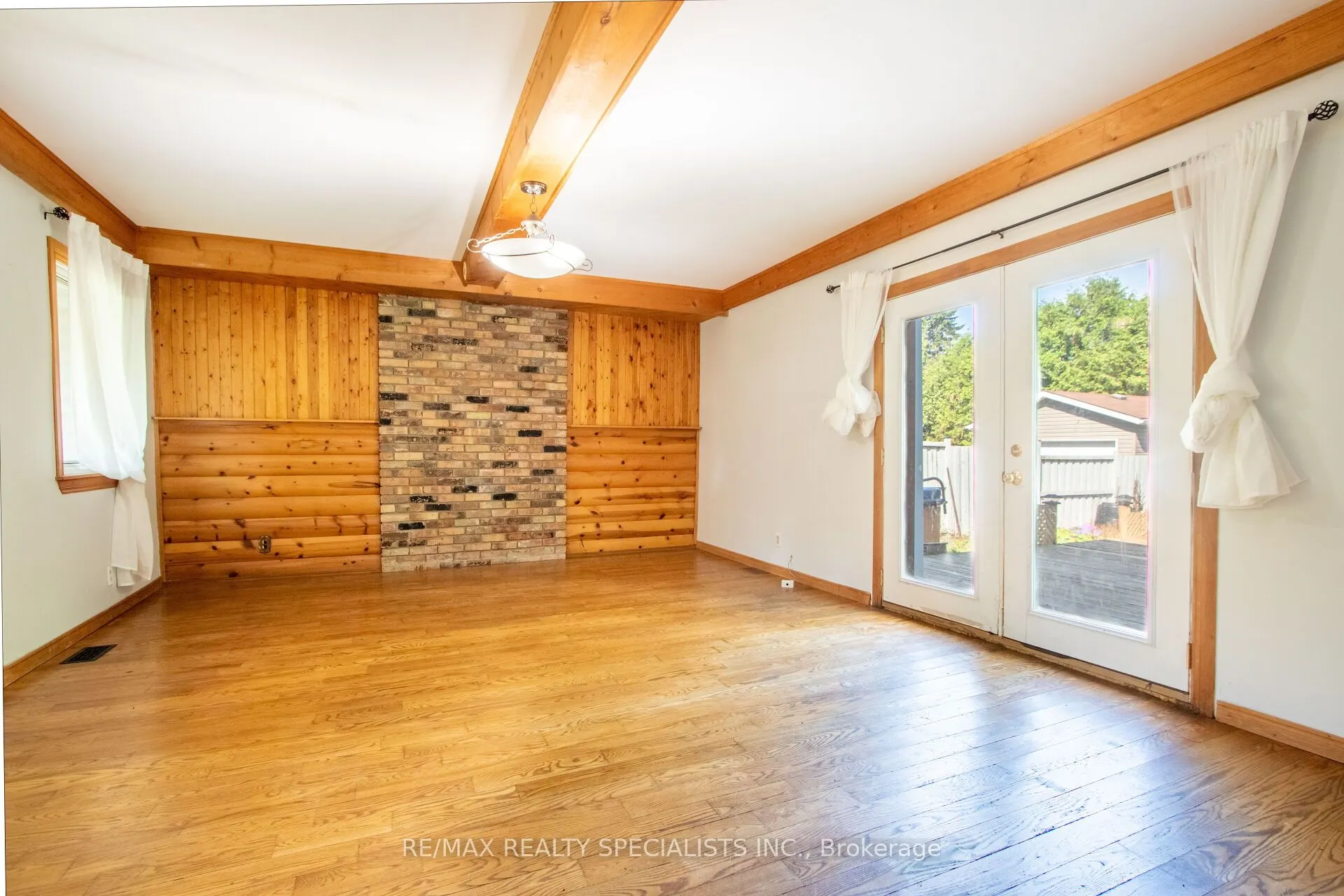 25 Dundas Street W
