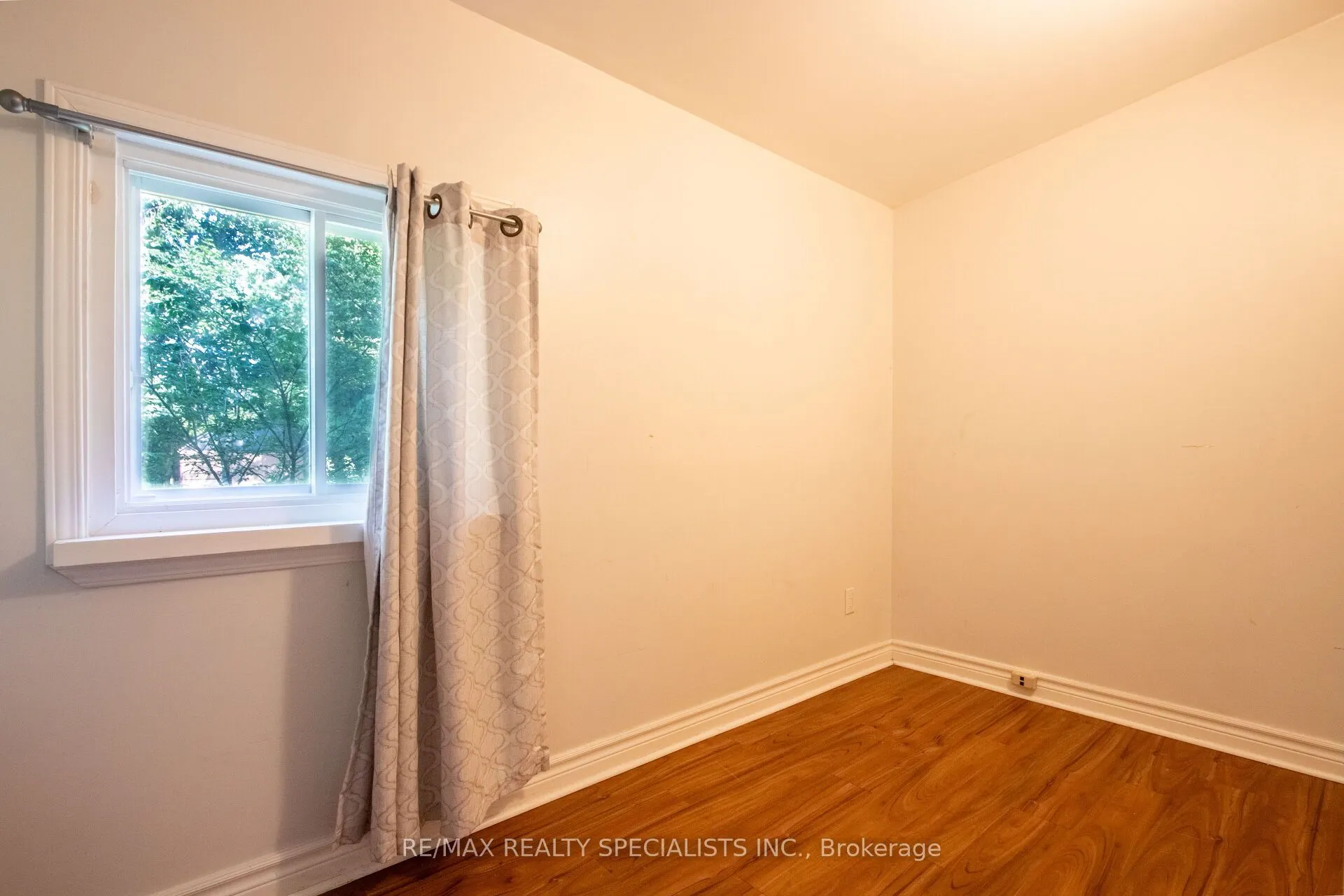 25 Dundas Street W