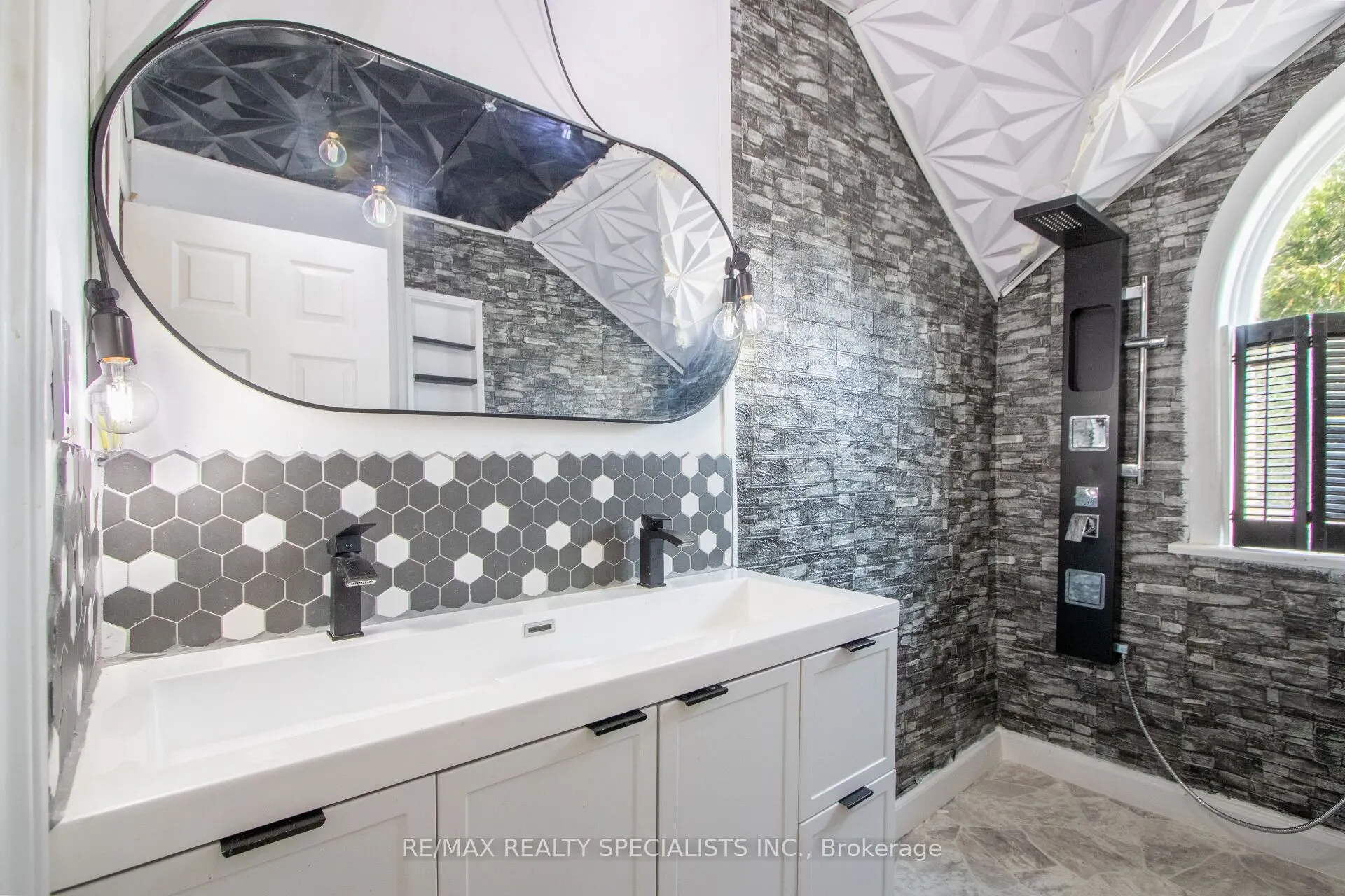 25 Dundas Street W