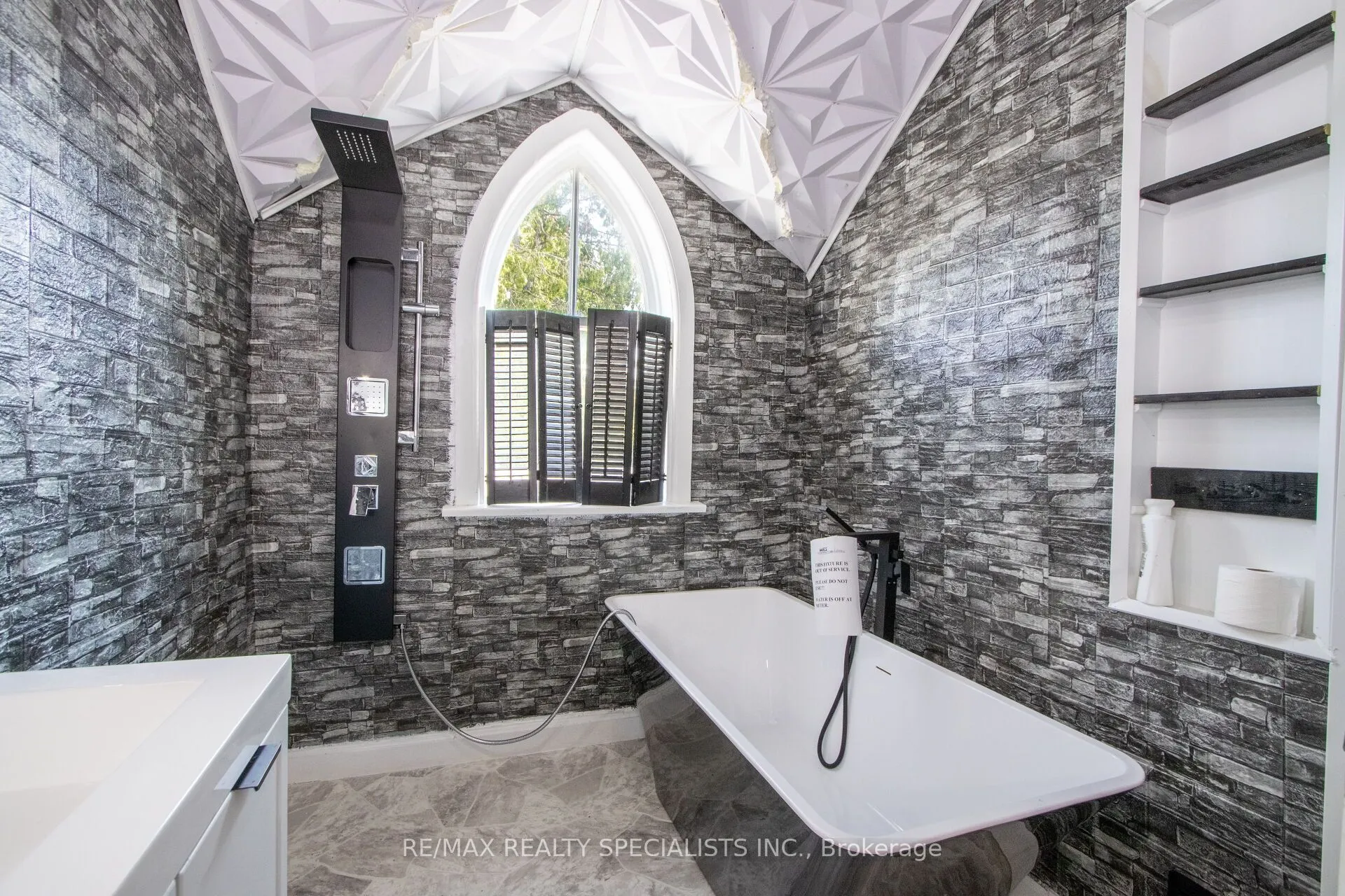 25 Dundas Street W