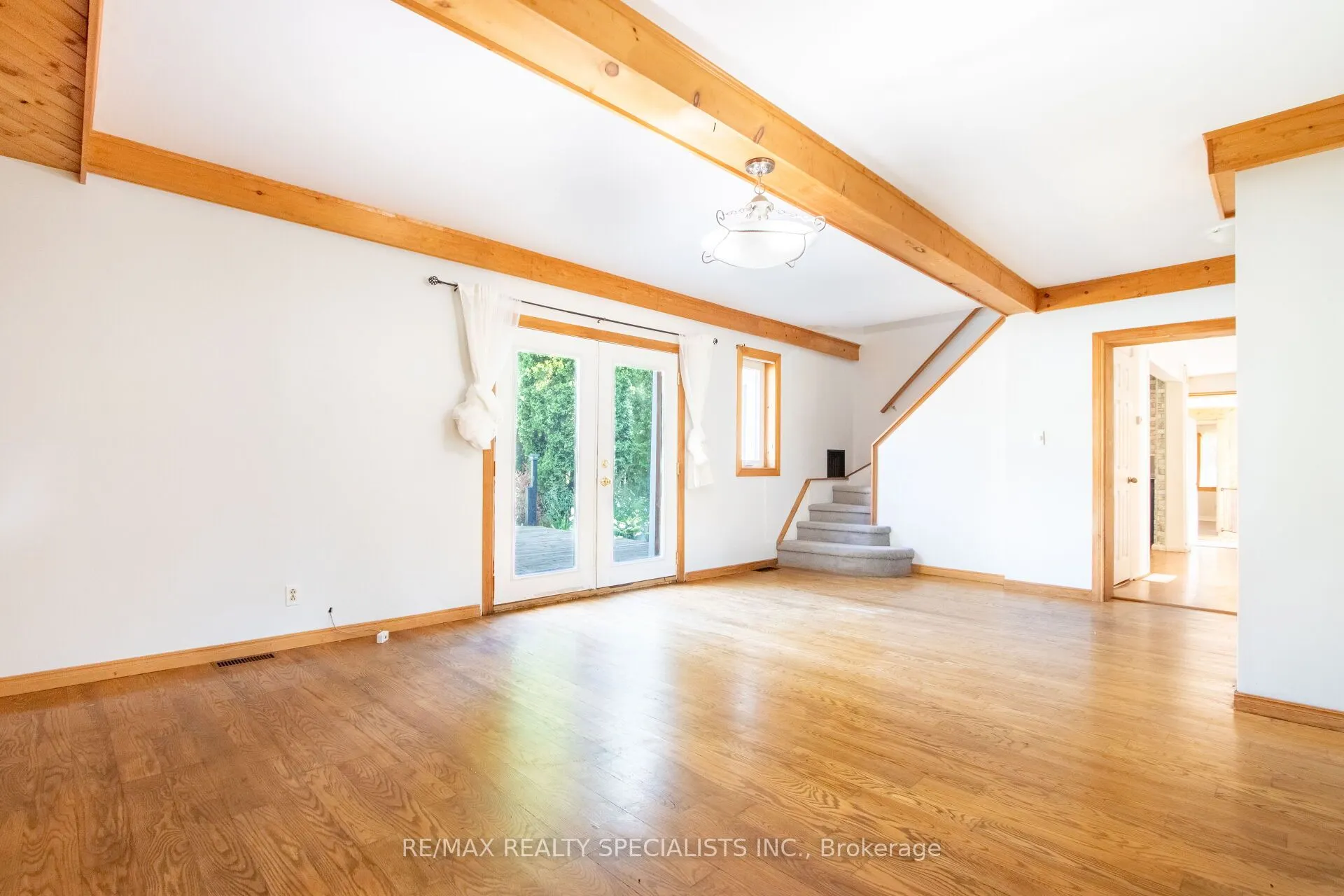 25 Dundas Street W